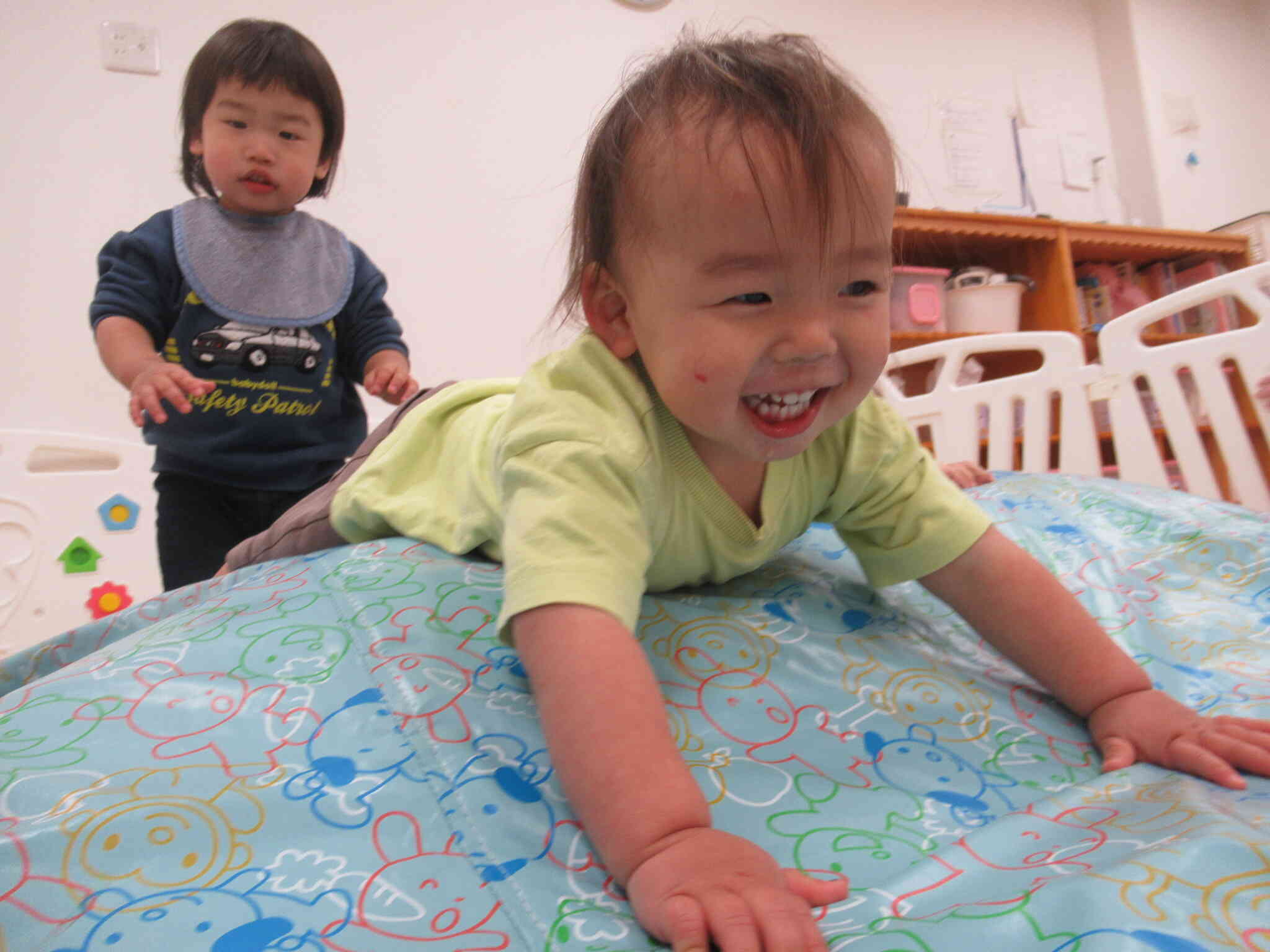 マットのお山で遊んだよ（あひる組）