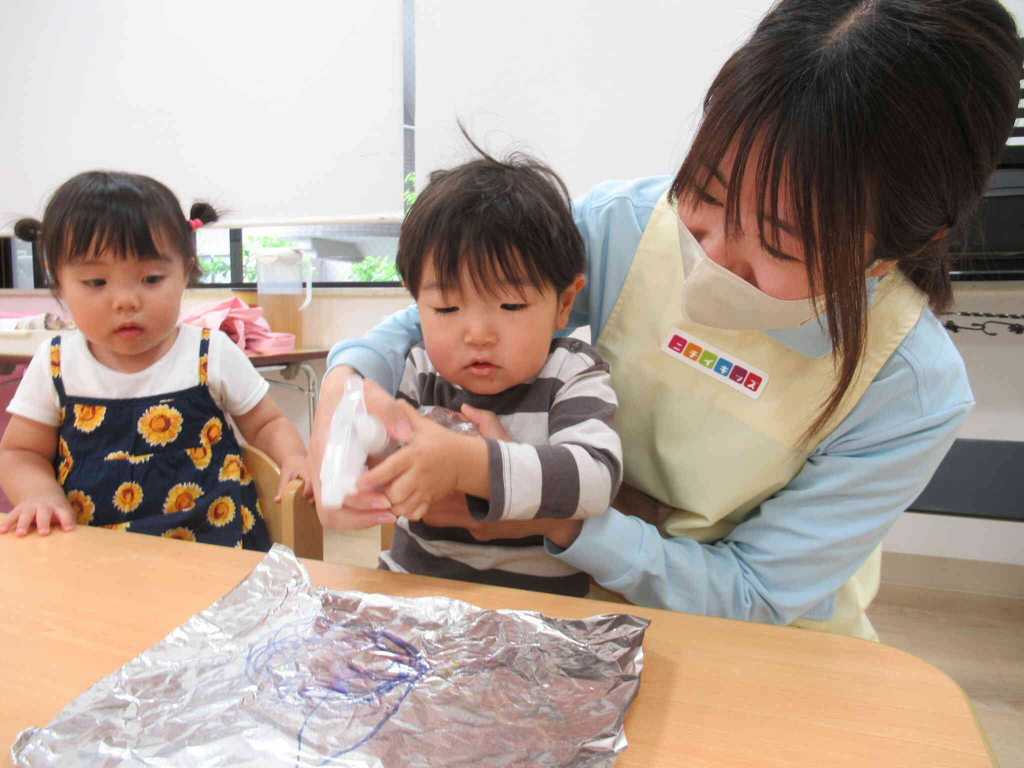 お絵描きしたアルミホイルにお水をプシュッ