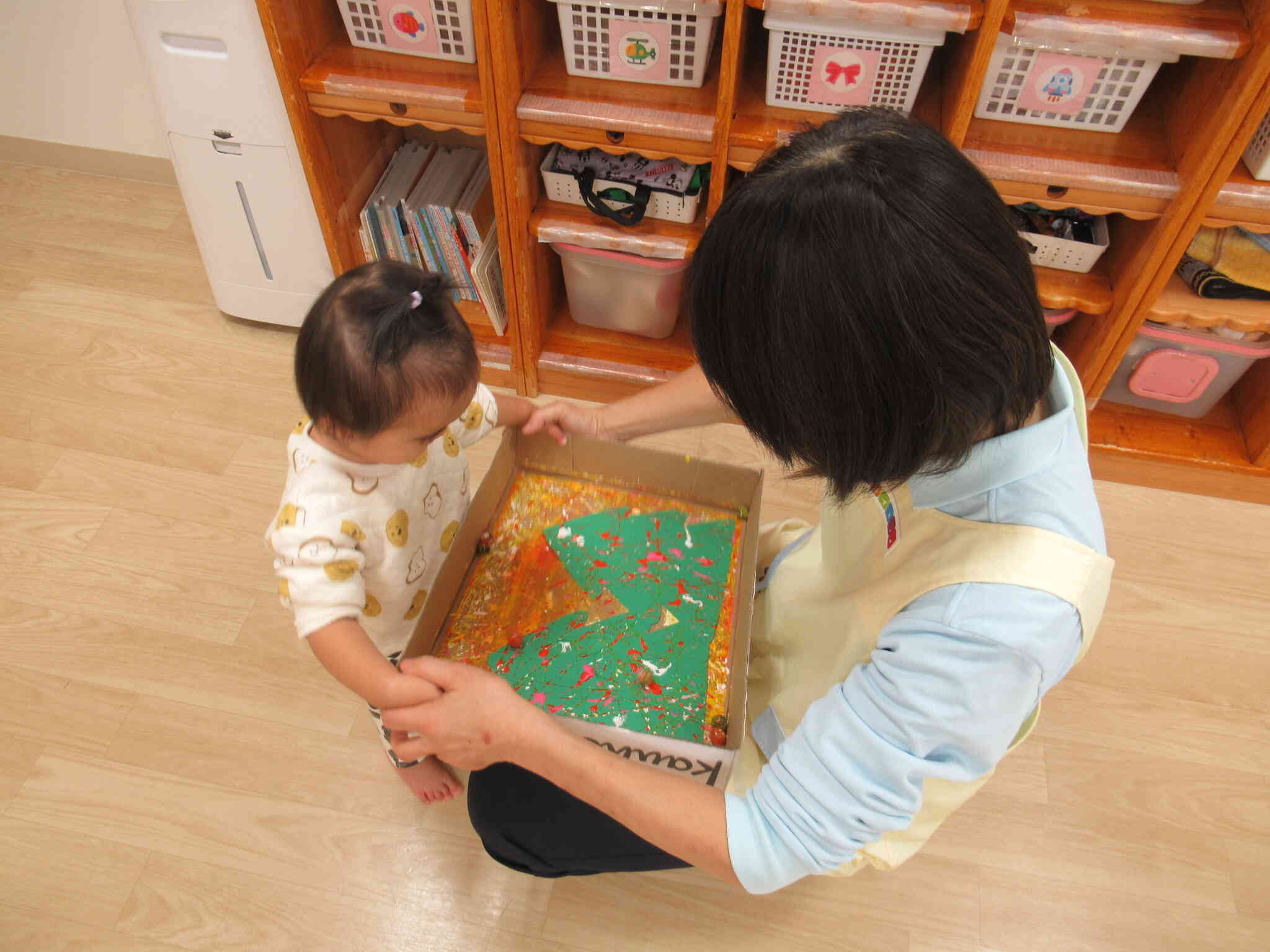 ビー玉が動くのを真剣に目で追っています～