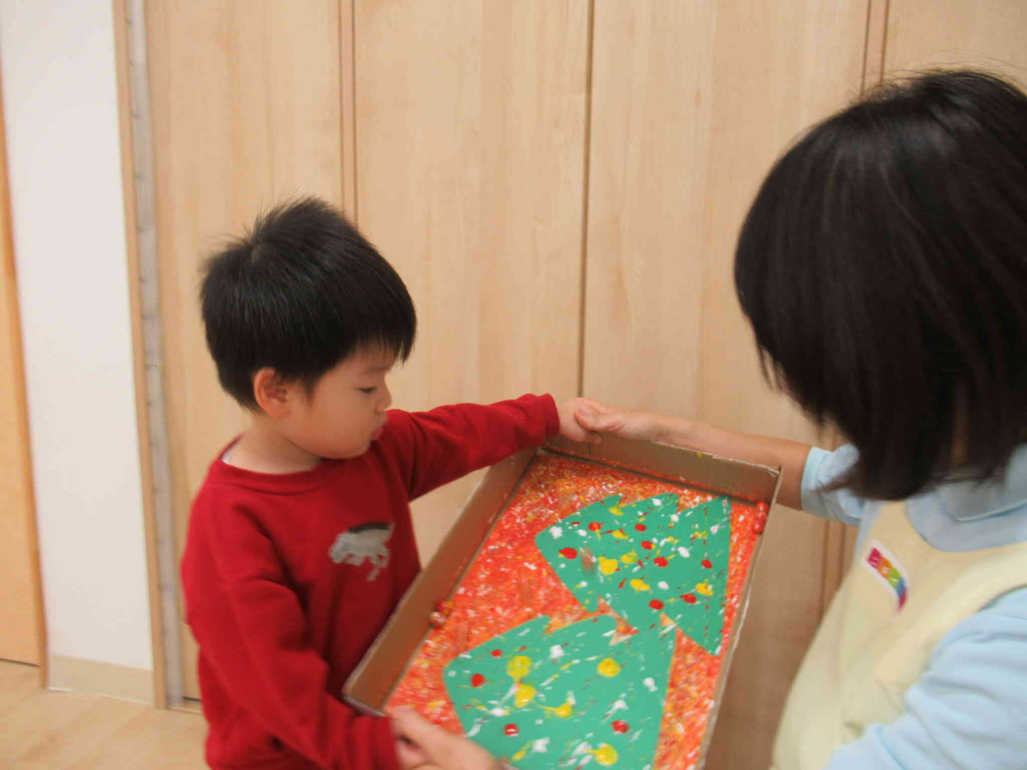 先生と一緒に上手に箱を揺らしています