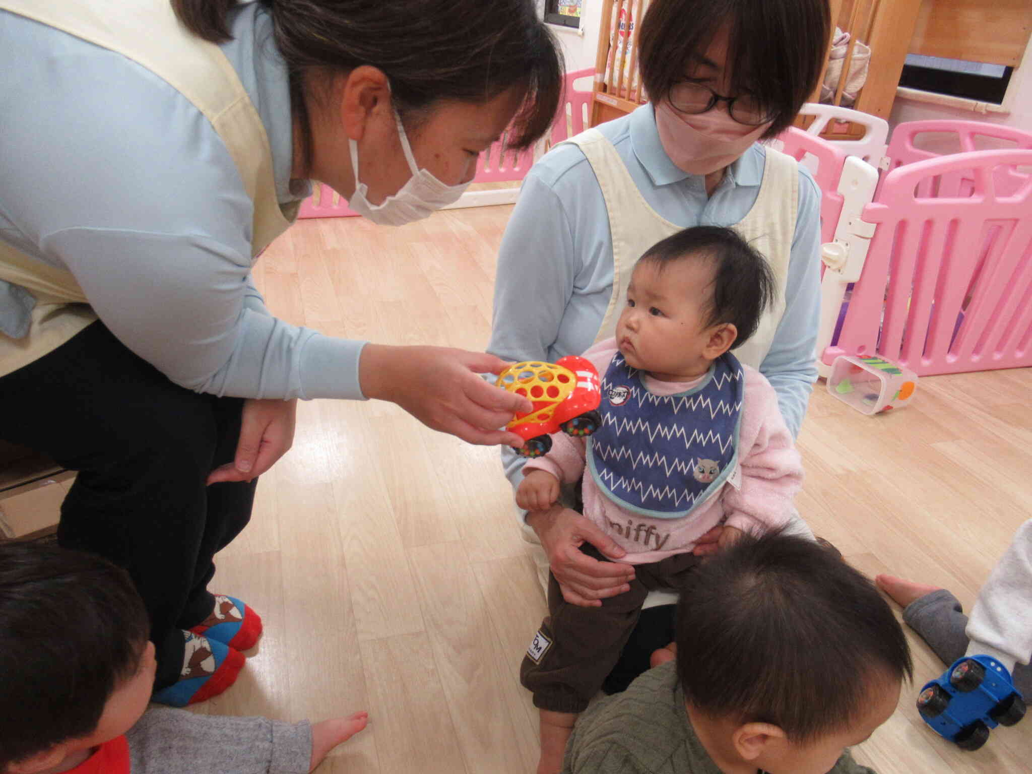 ひよこ組は車のおもちゃをもらいましたよ！