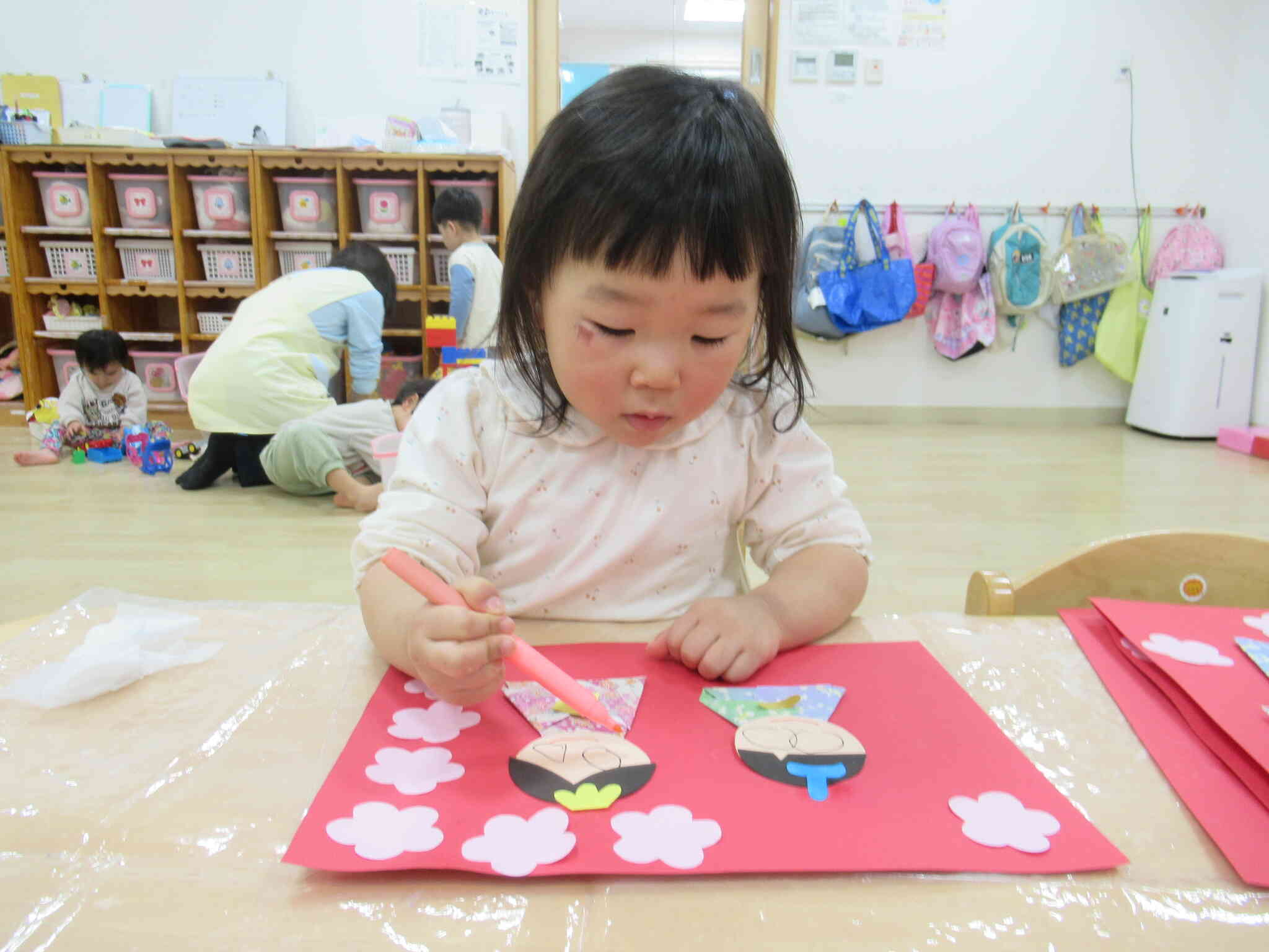 目や口はペンで書くよ！