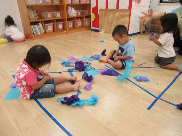 お花紙で遊んだよ【あひる組・うさぎ組】