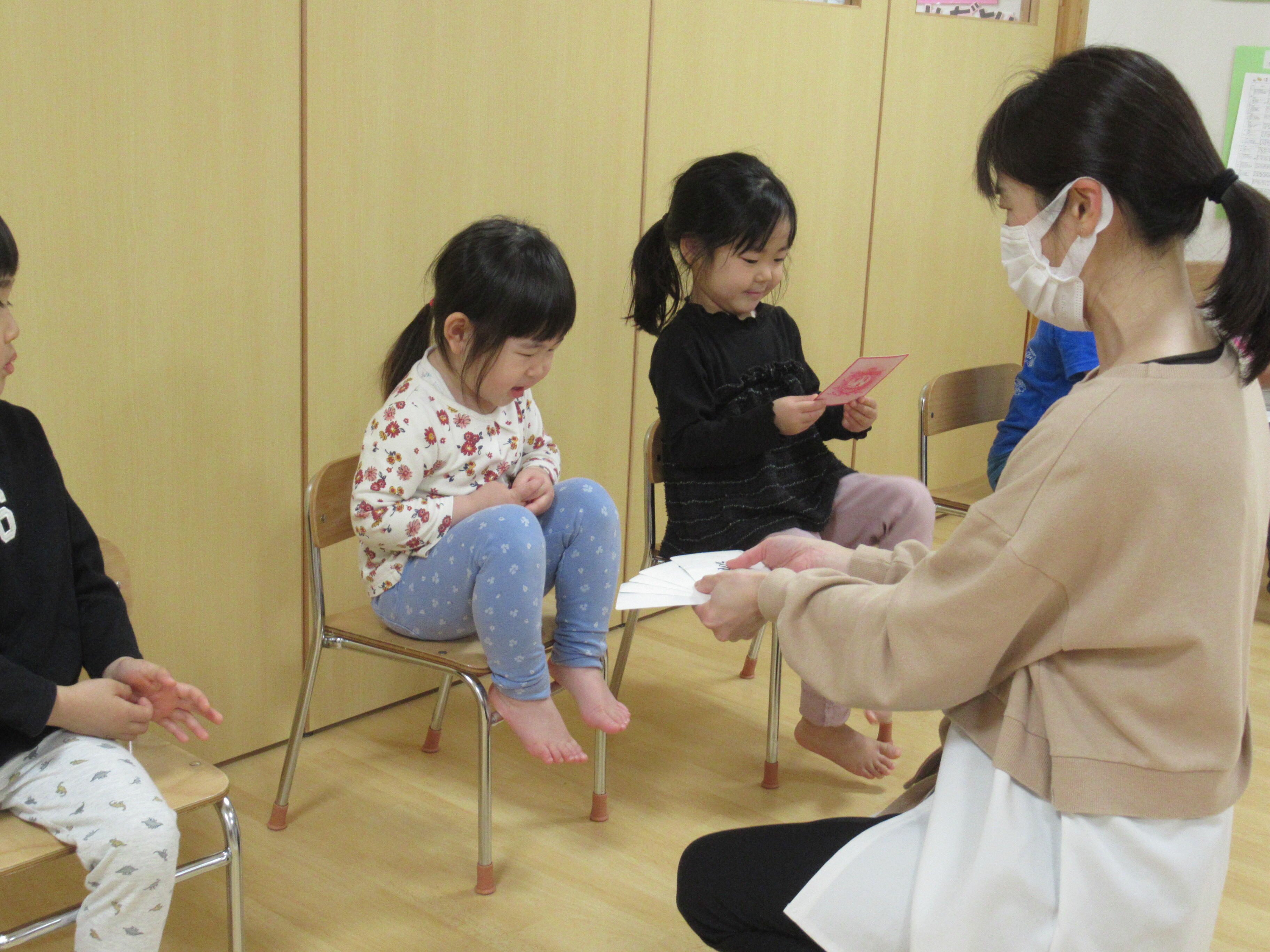 4月英語教室の様子（1～5歳児クラス）｜ニチイキッズ葛飾にい