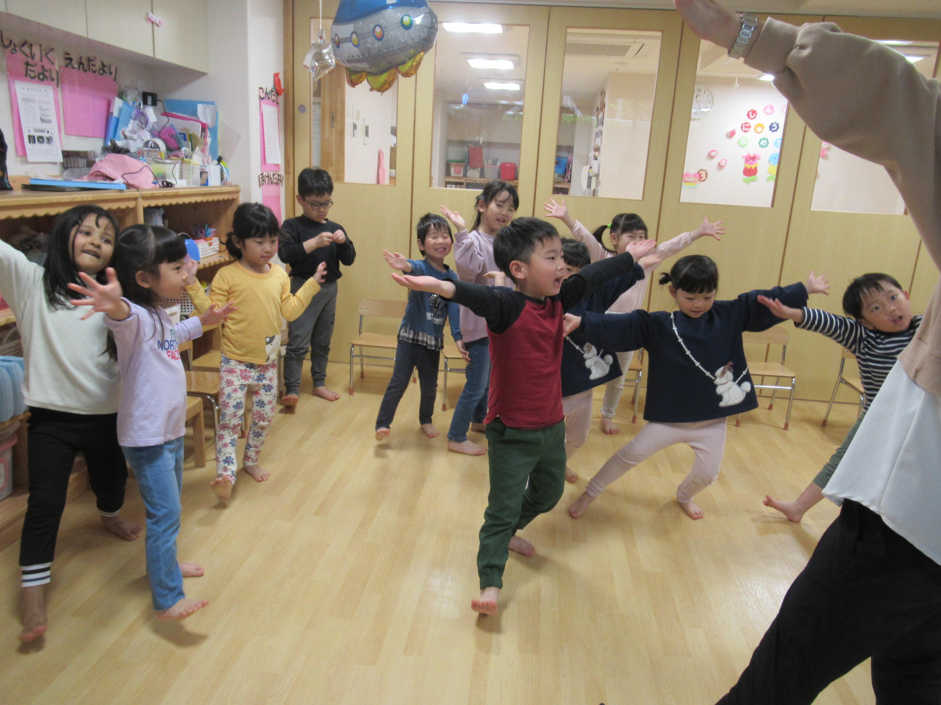 4月英語教室の様子（1～5歳児クラス）｜ニチイキッズ葛飾にいじゅく