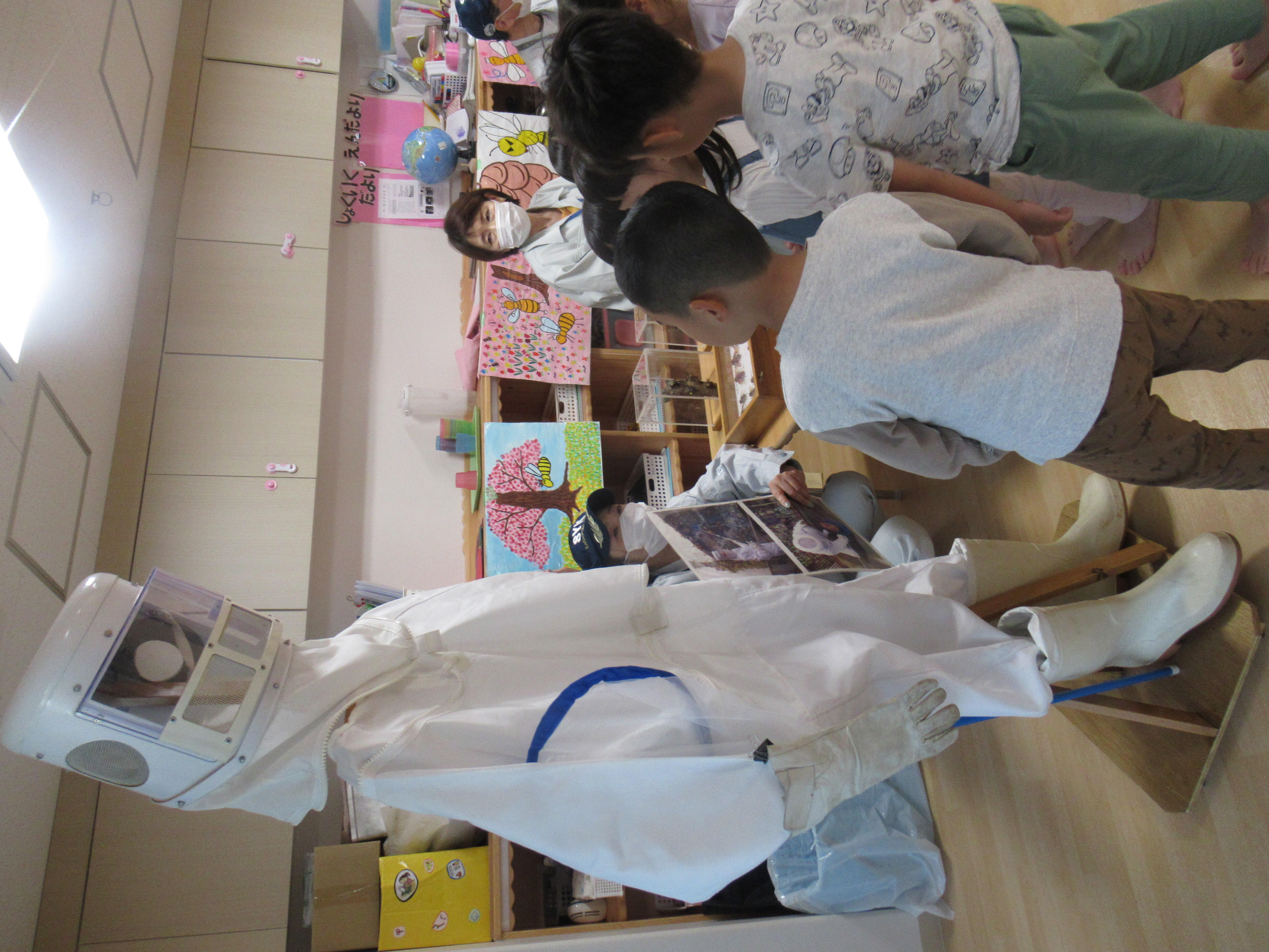 はち駆除の時に使う防護服を展示してくれました。子ども用はあるの？という質問も(#^^#)
