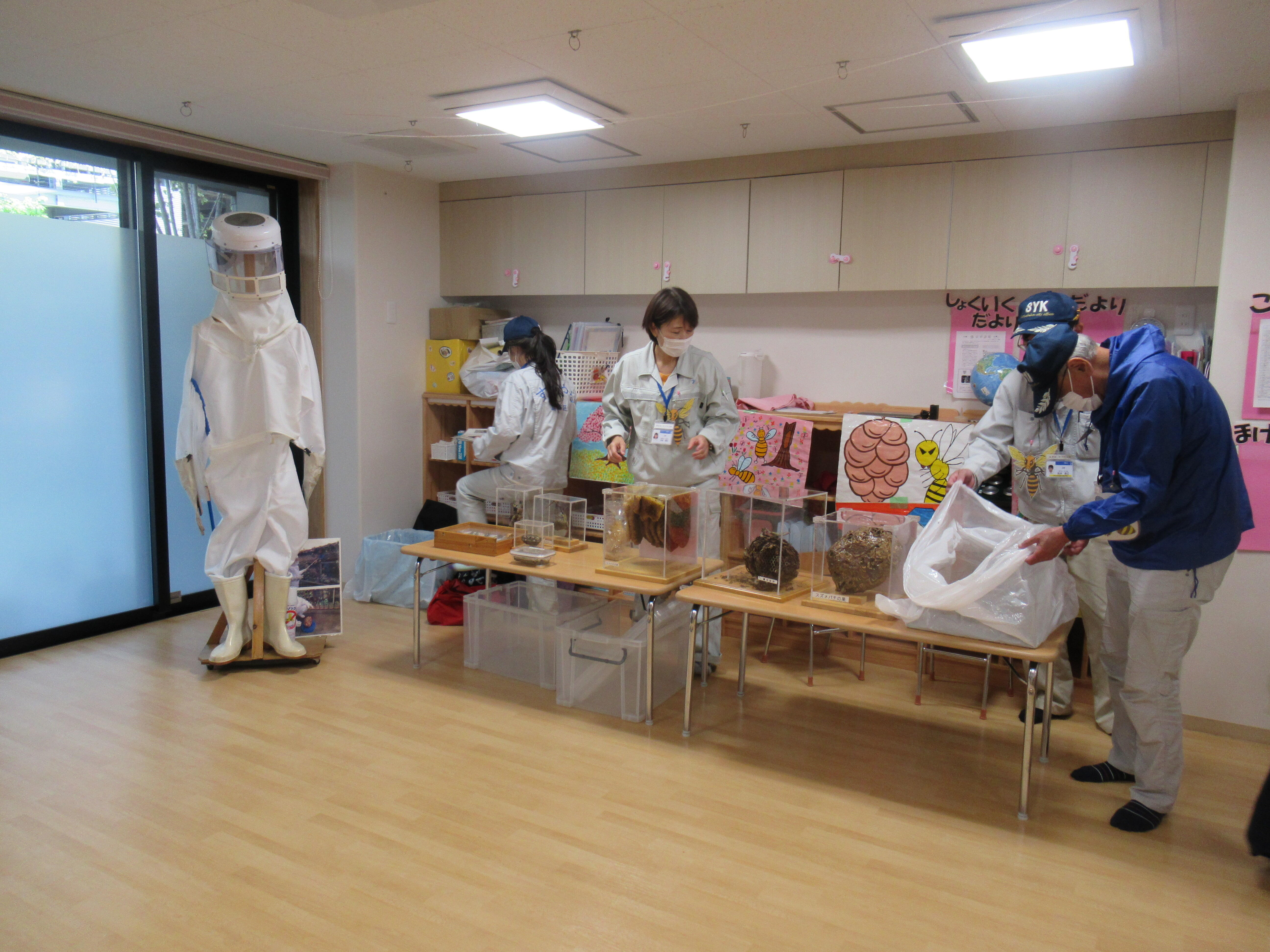 蜂の標本や巣を展示し、子どもたちに丁寧に説明してくださいました。