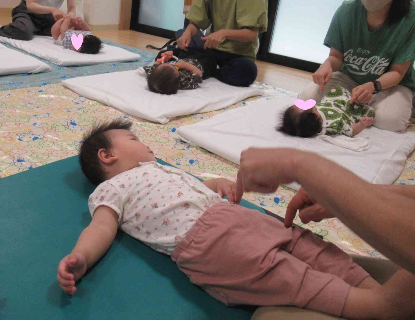 触れ合い遊びの様子