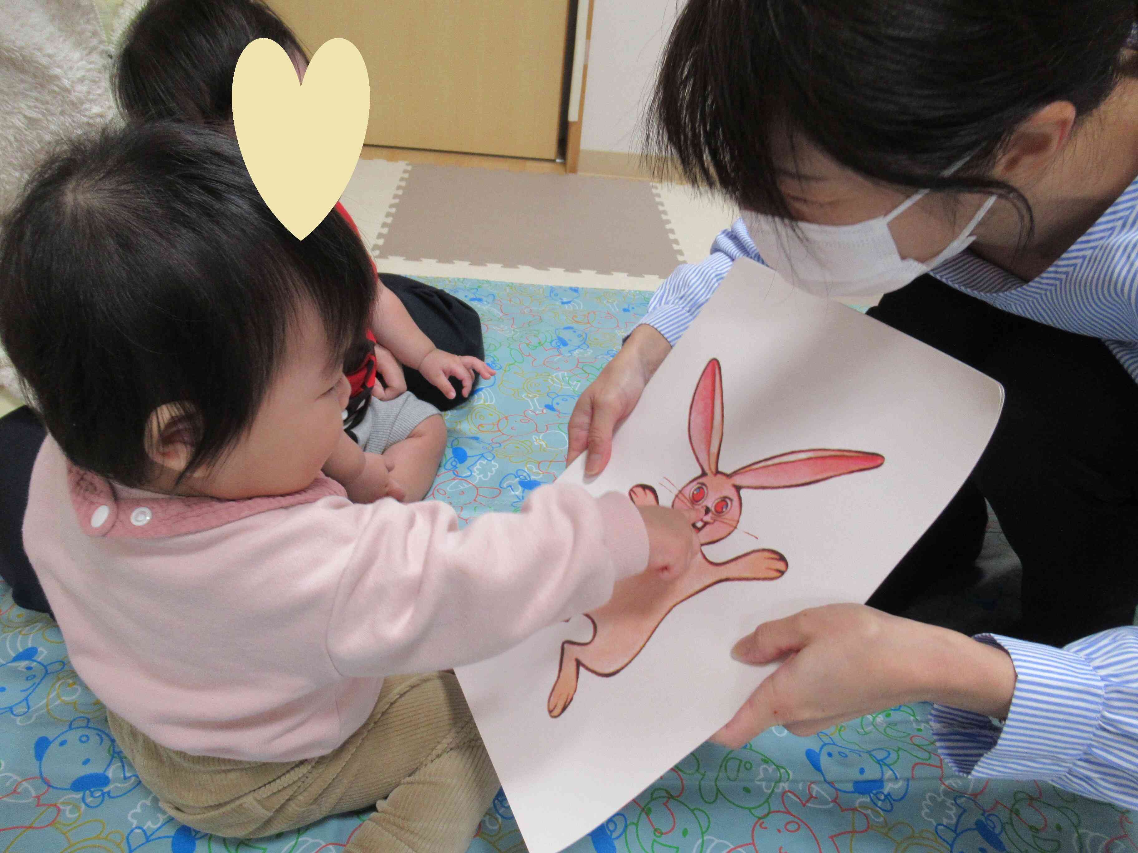 ひよこ組のお友だちは動物カードに興味津々！（ひよこ組　0歳児クラス）