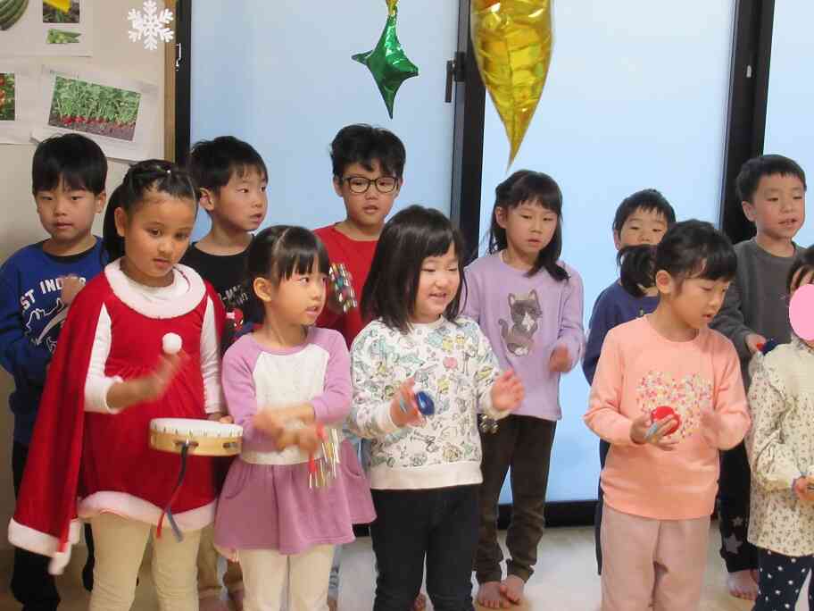 ♫サンタが街にやってくる(ぱんだ・きりん組 4・5歳児クラス)