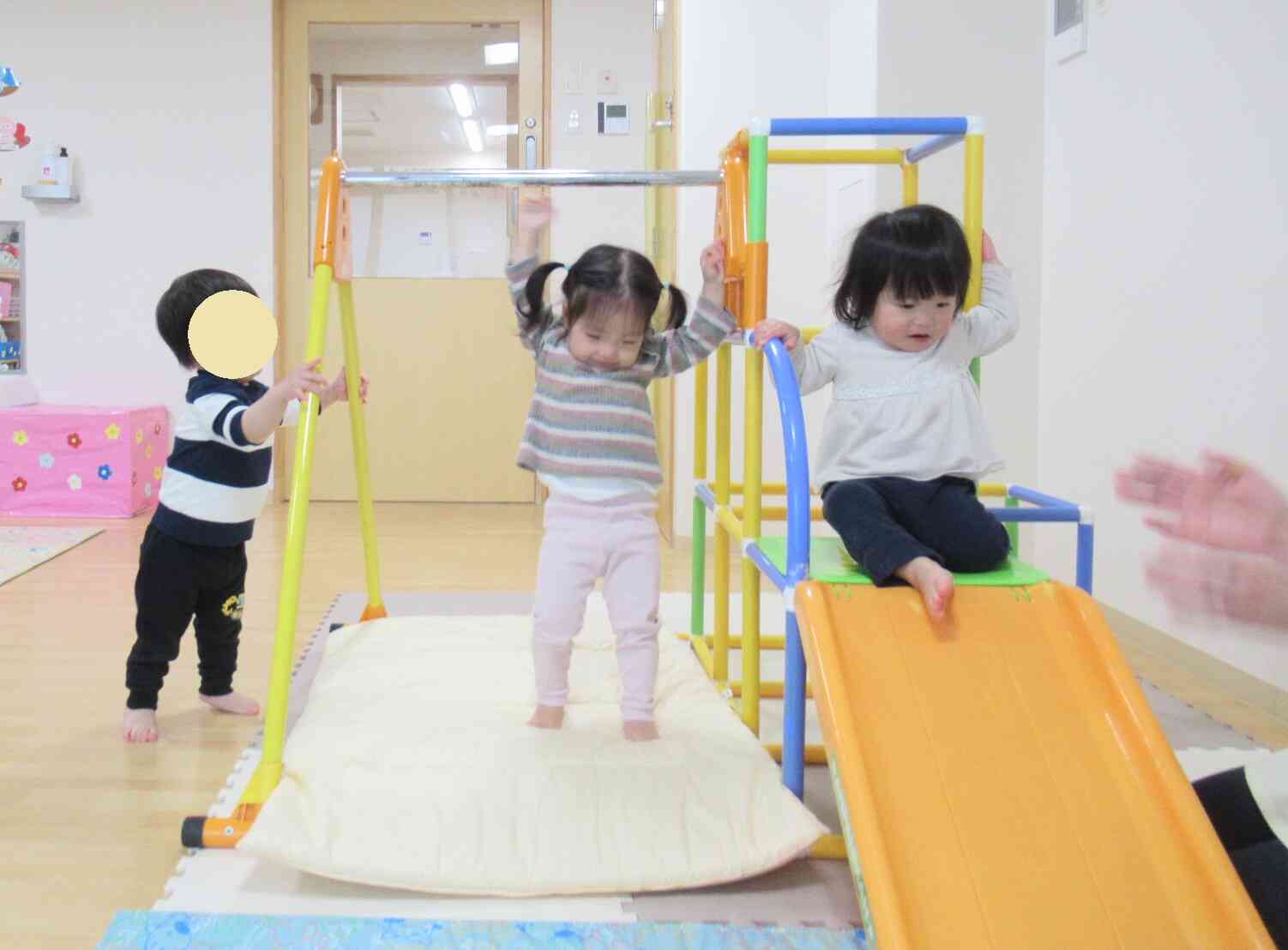 お部屋ではジャングルジムに登ったり、鉄棒にぶら下がったり活発に動きます。