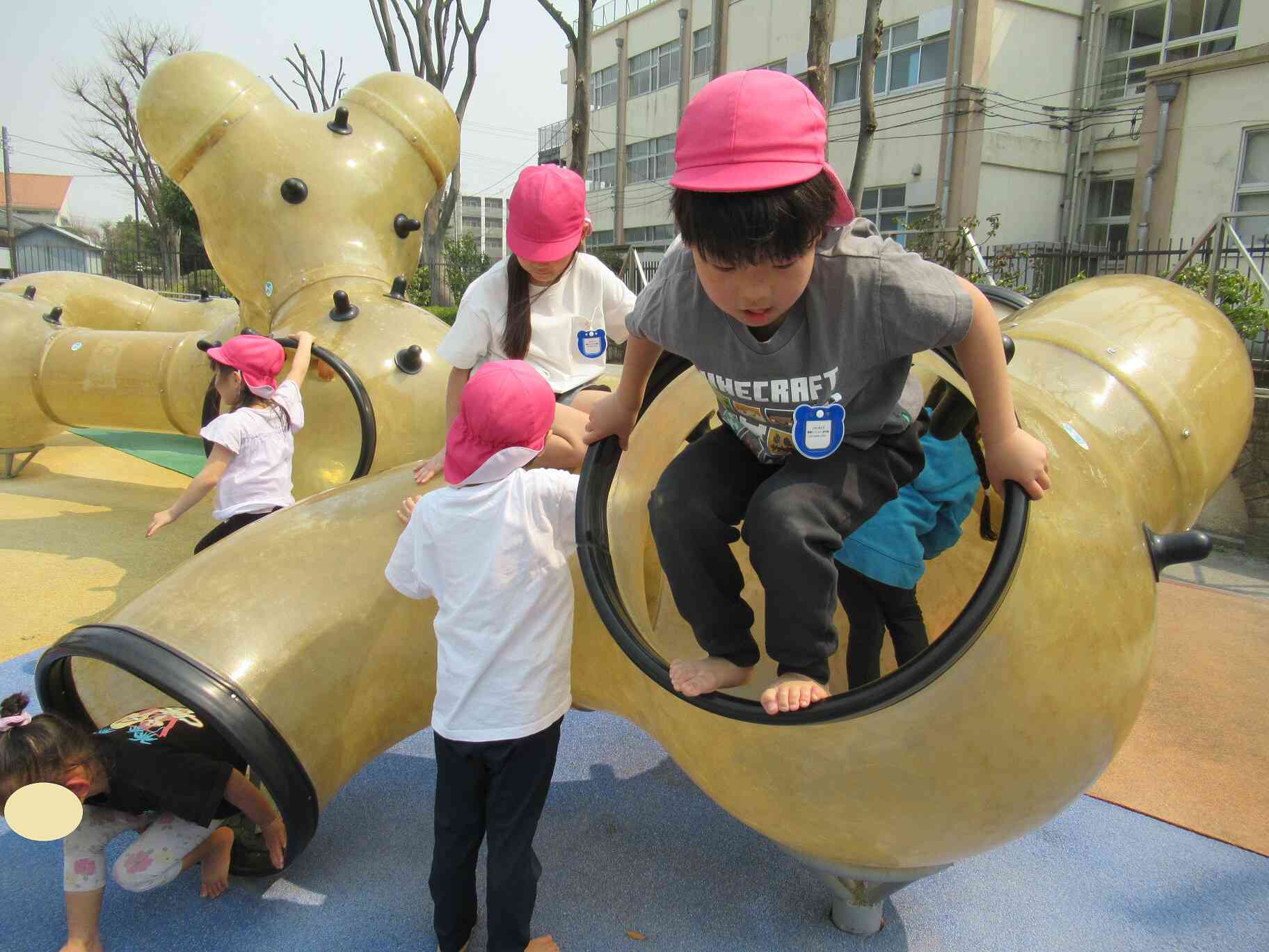 チューブの遊具はよじ登ったり、トンネルをくぐり抜けたりと遊び方色々♪