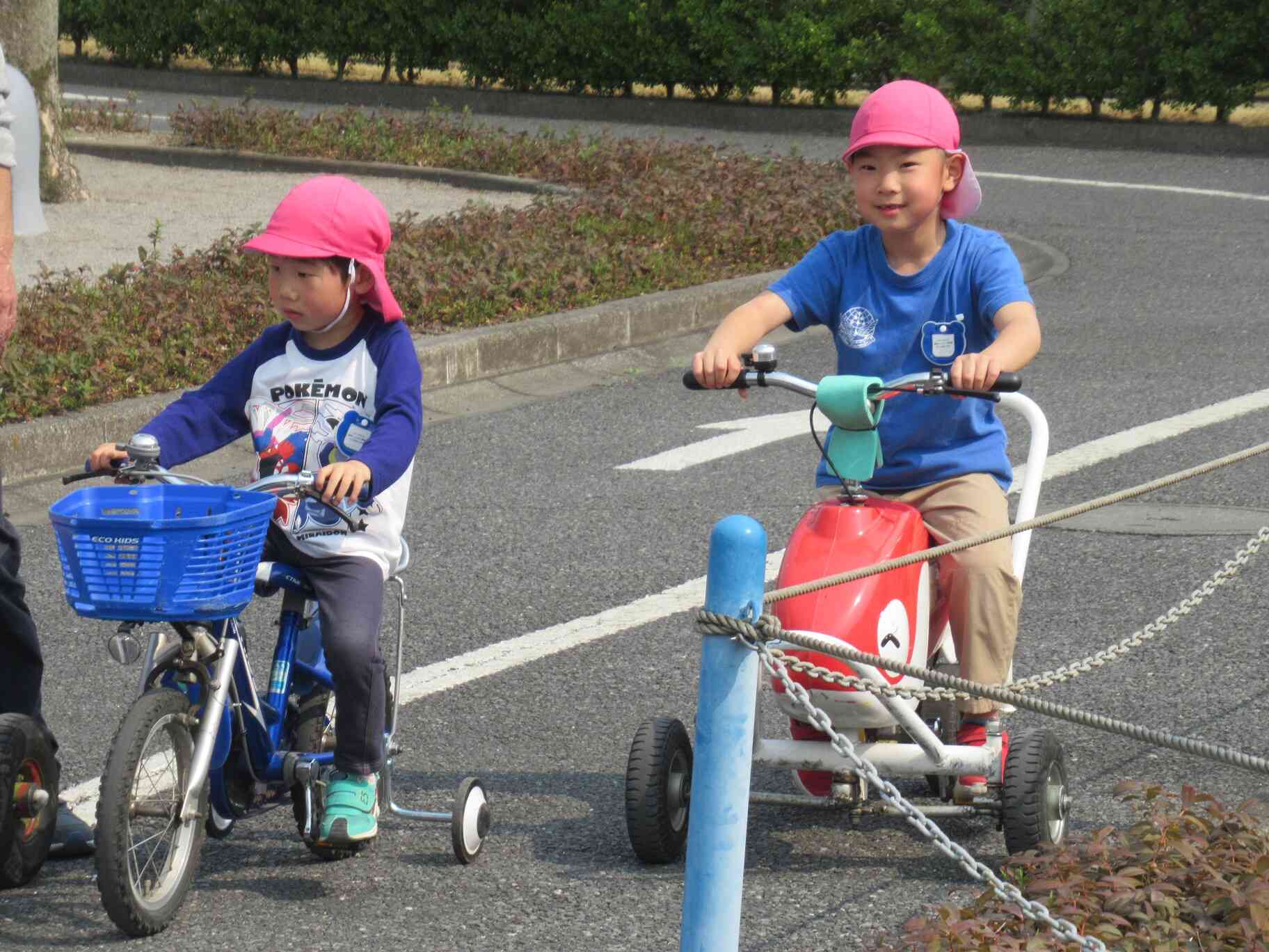 交通公園には信号や踏切があり、交通ルールに従って運転します