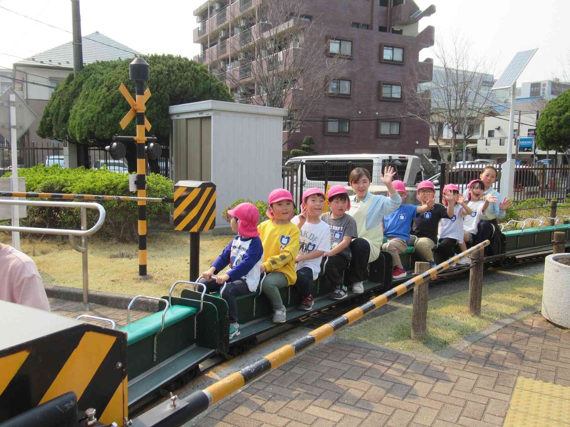 ミニSLに乗って園内を一周します。