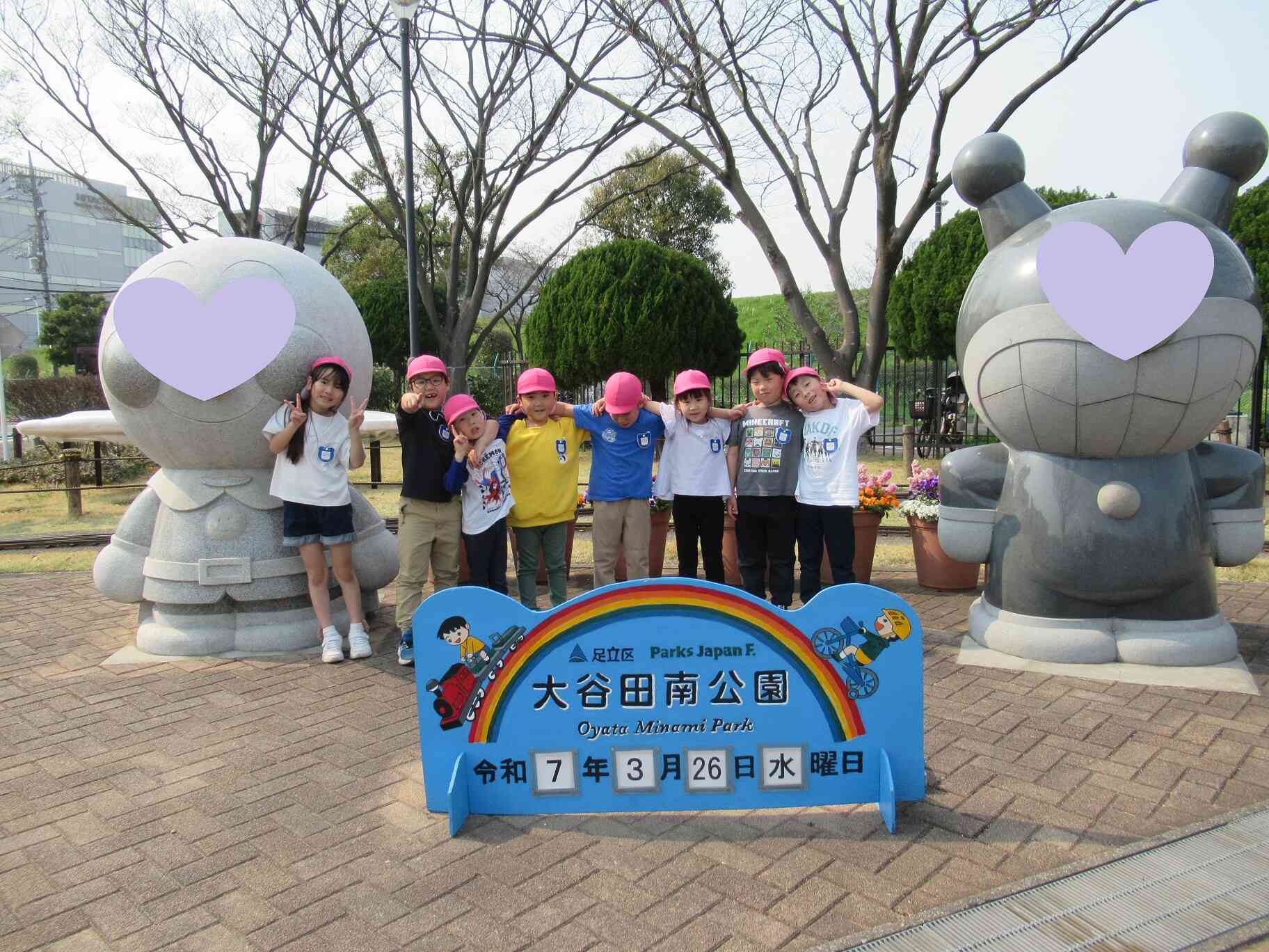 大きな石像の前で。広い公園で楽しかったね。