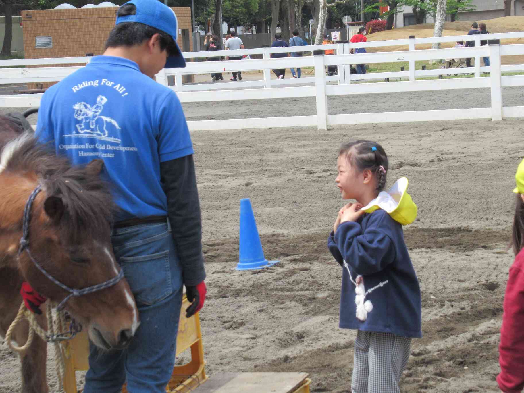 乗馬した後は帽子を脱いでご挨拶します。「ありがとうございました」