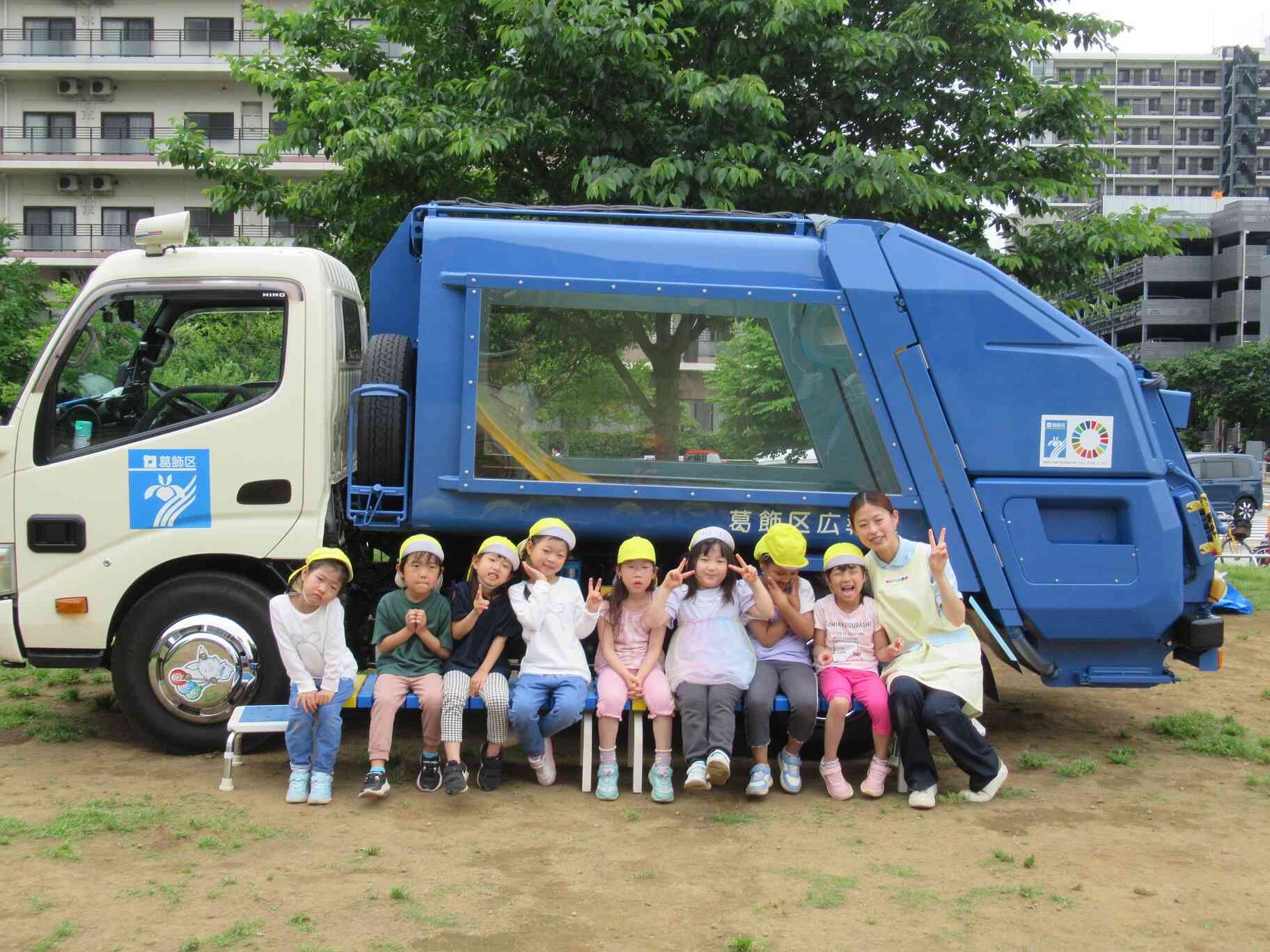 りーちゃん号と一緒に記念撮影♪（きりん組　5歳児クラス）