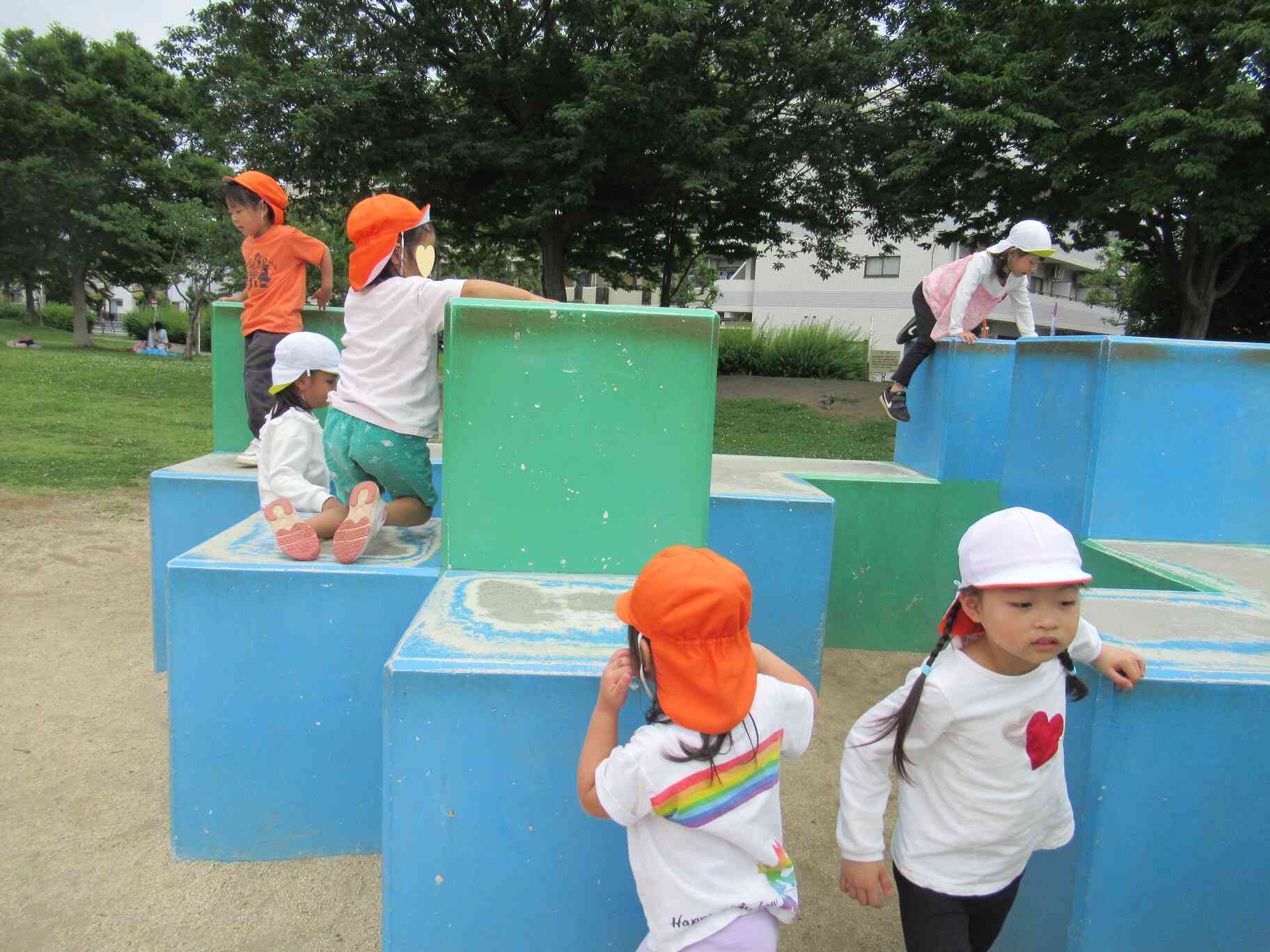 お昼を食べた公園にはキューブ型の遊具があり、登って遊びました