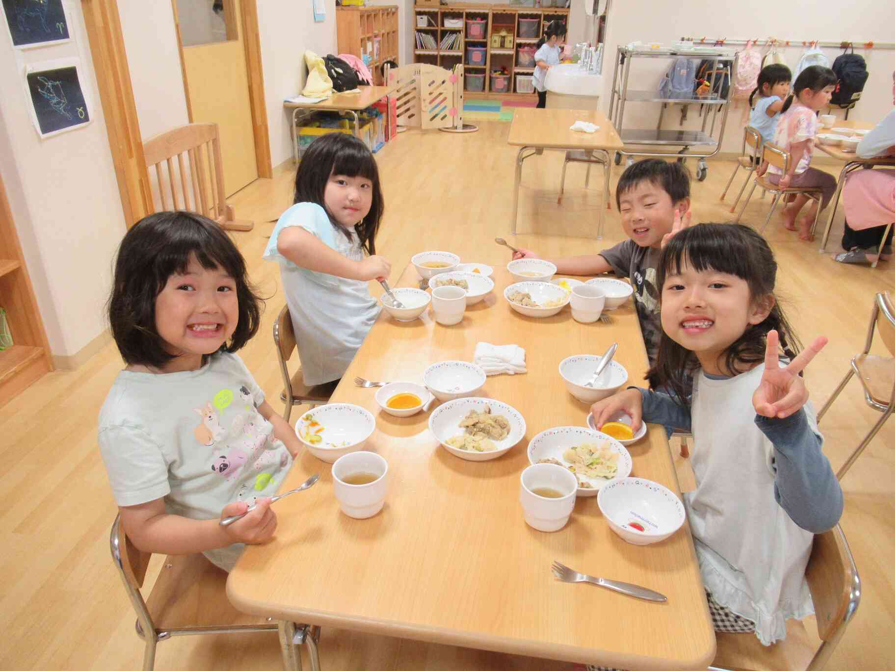 たくさん動いた後の給食はおいしいなぁ♪～給食の様子～