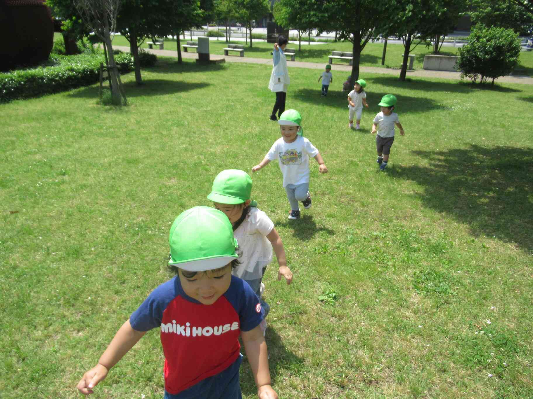 公園の丘になっているところをみんなで登ります。よーいドンッ！