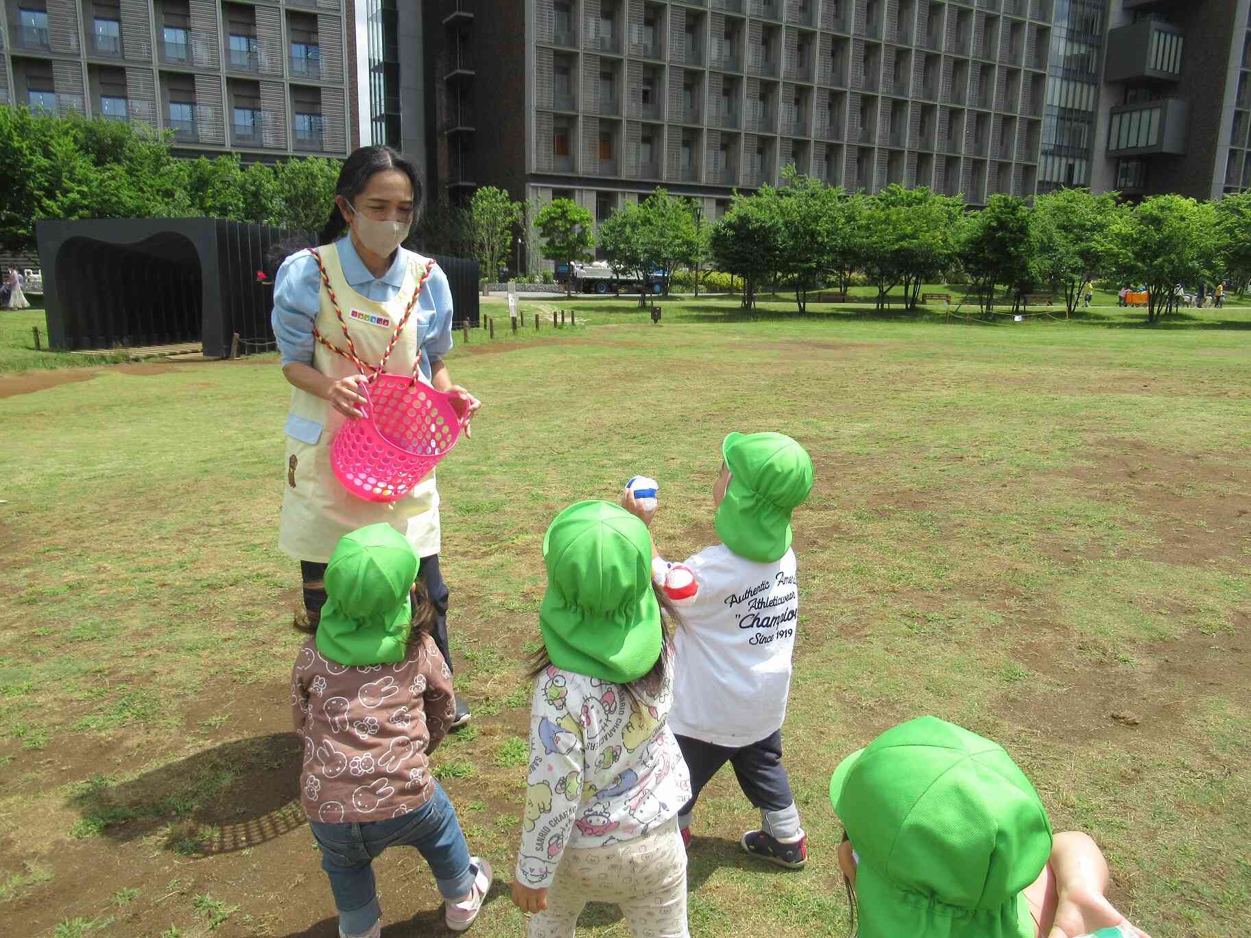 追いかけ玉入れをしたよ。（うさぎ組　2歳児クラス）