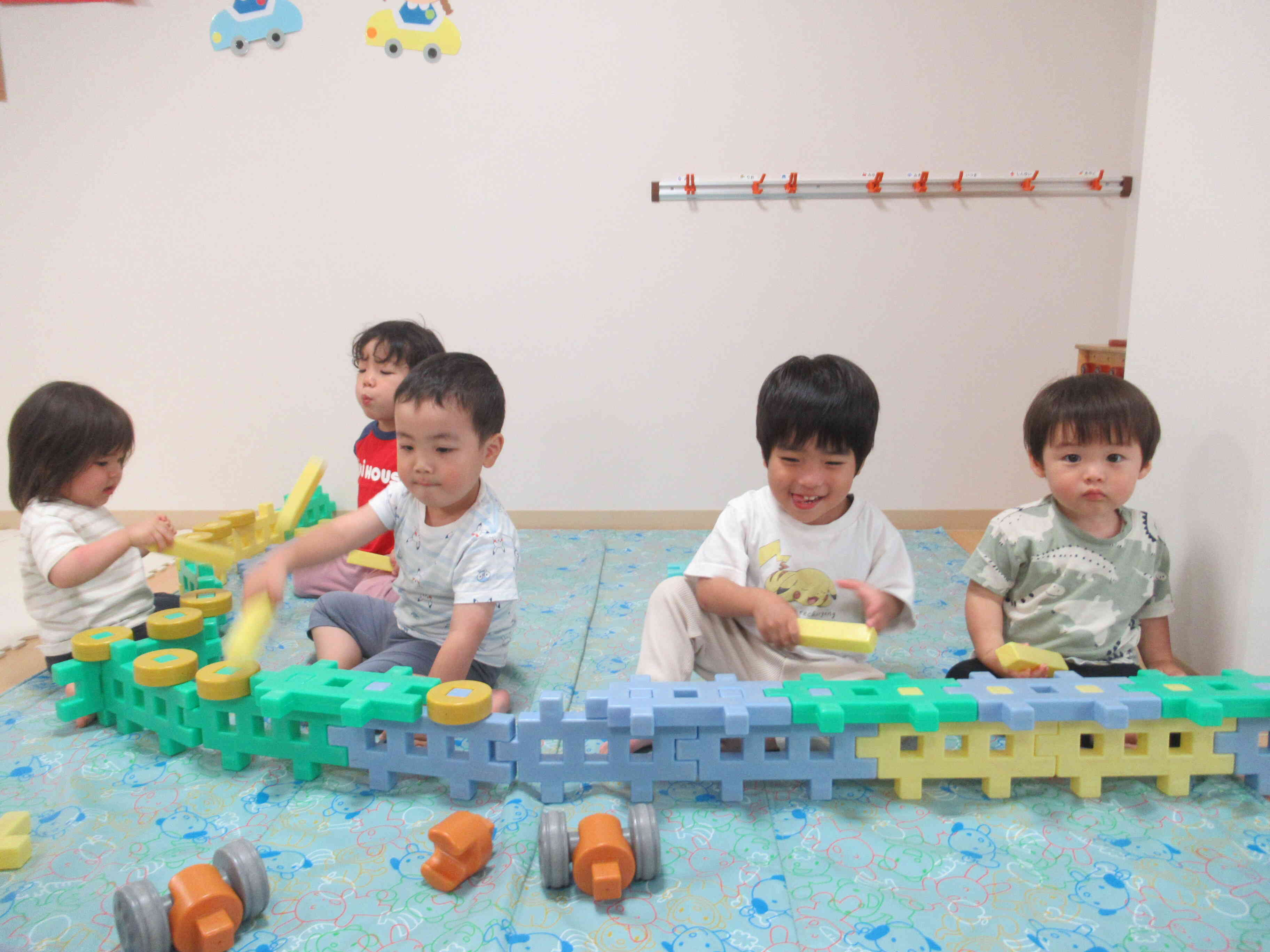 1,2歳児合同保育時のお家づくり「トントントン」