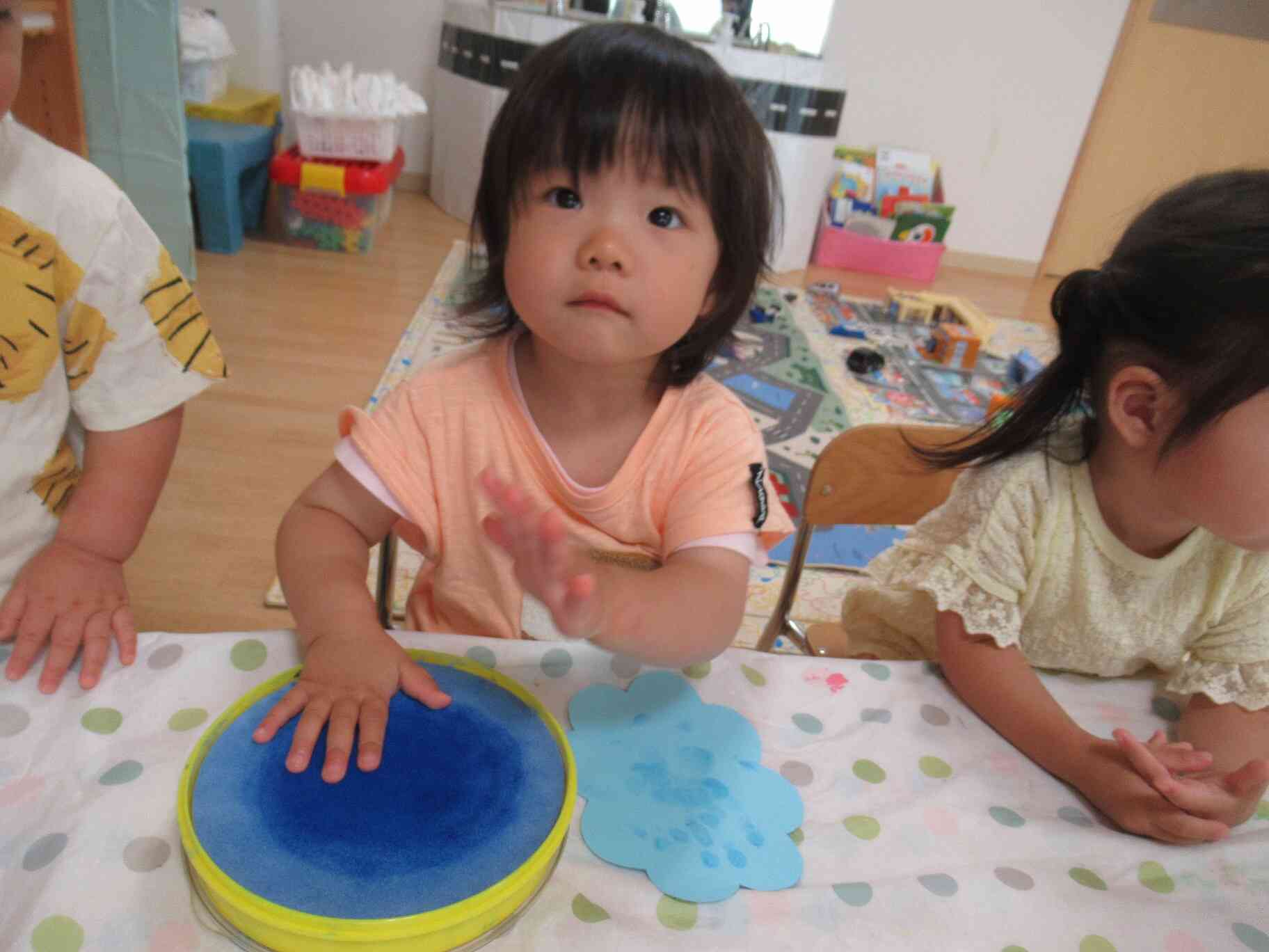 手にスタンプをしっかりつけます