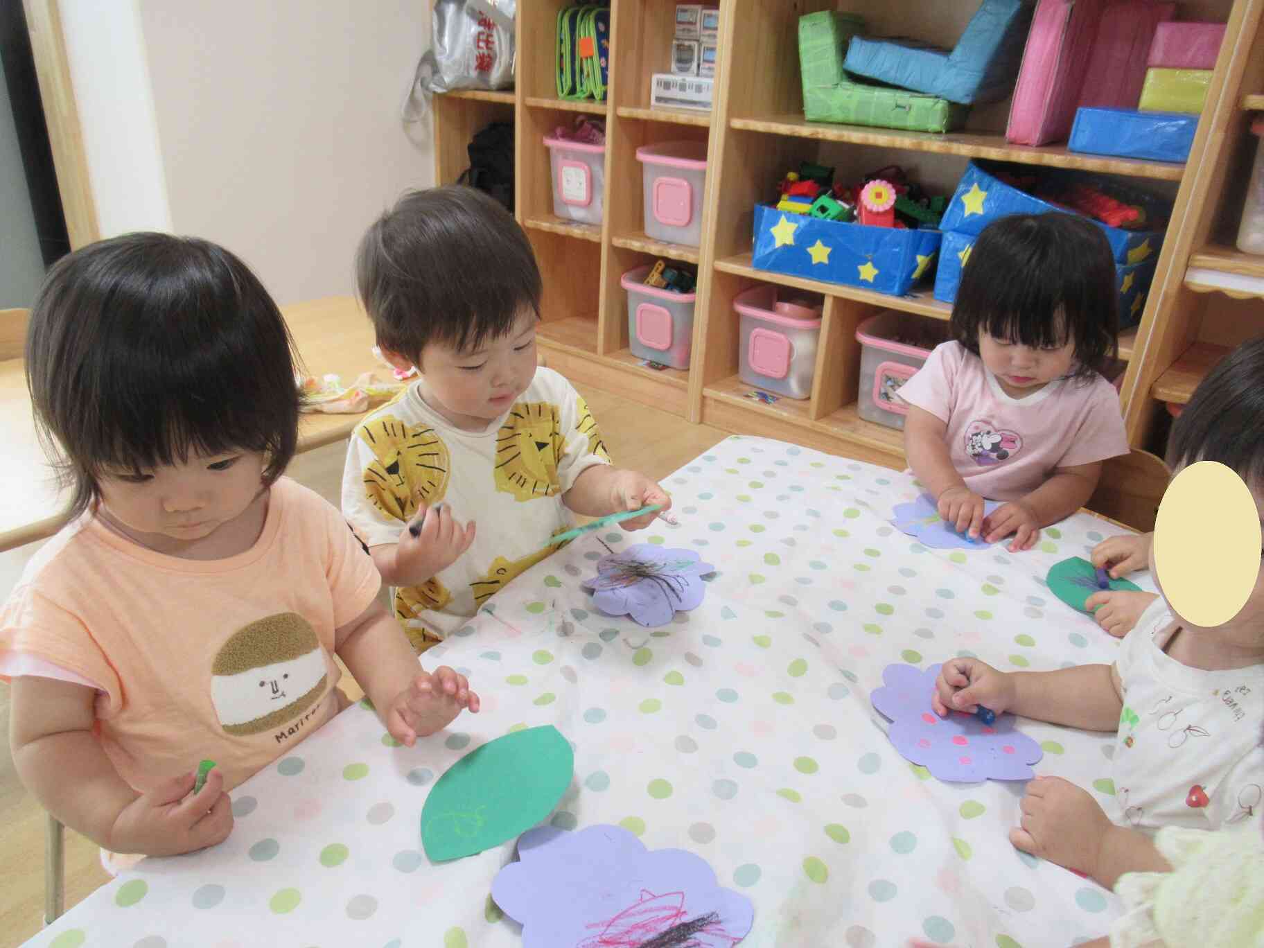 クレヨンでぬりぬり