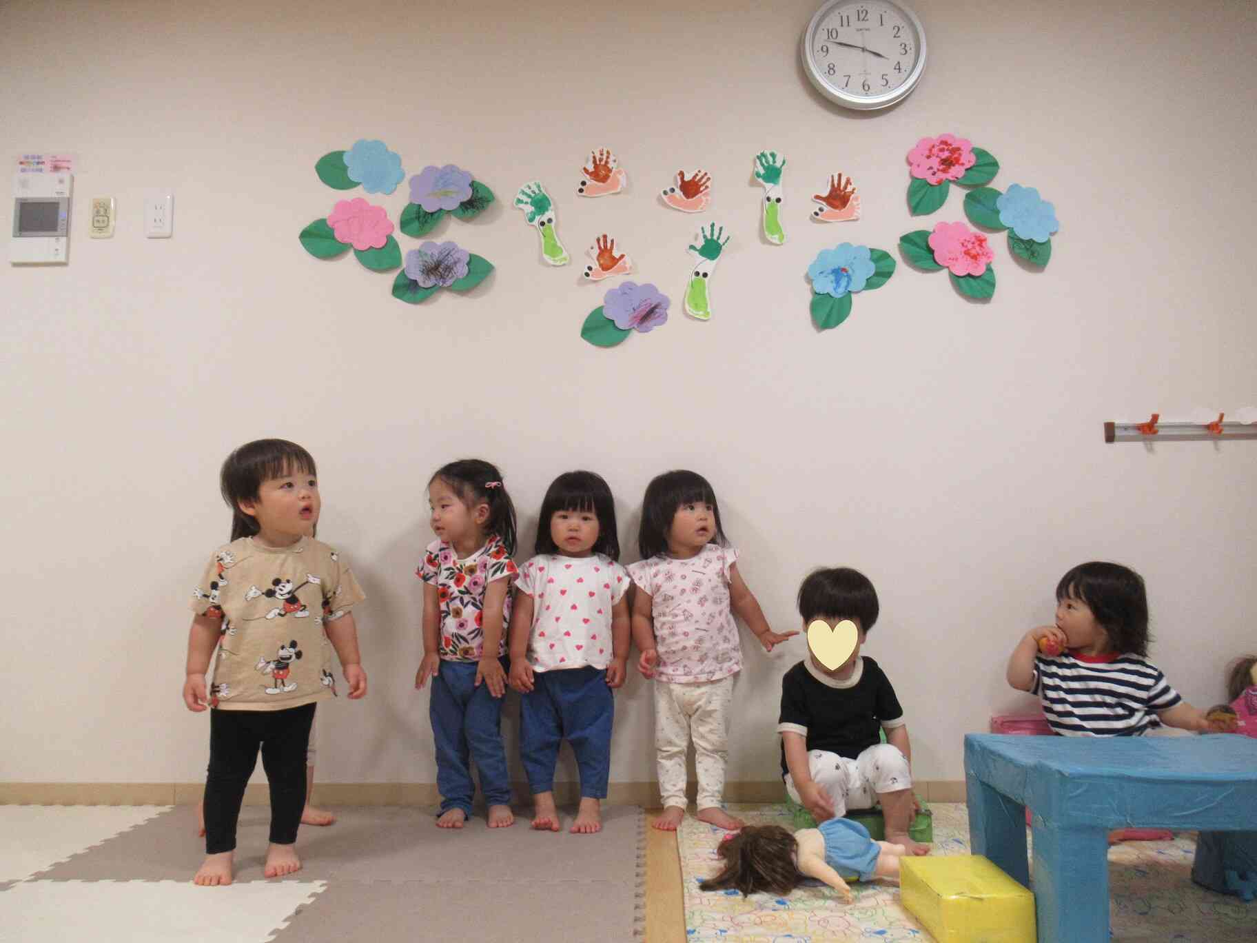 あひる組　6月の製作の様子（1歳児クラス）