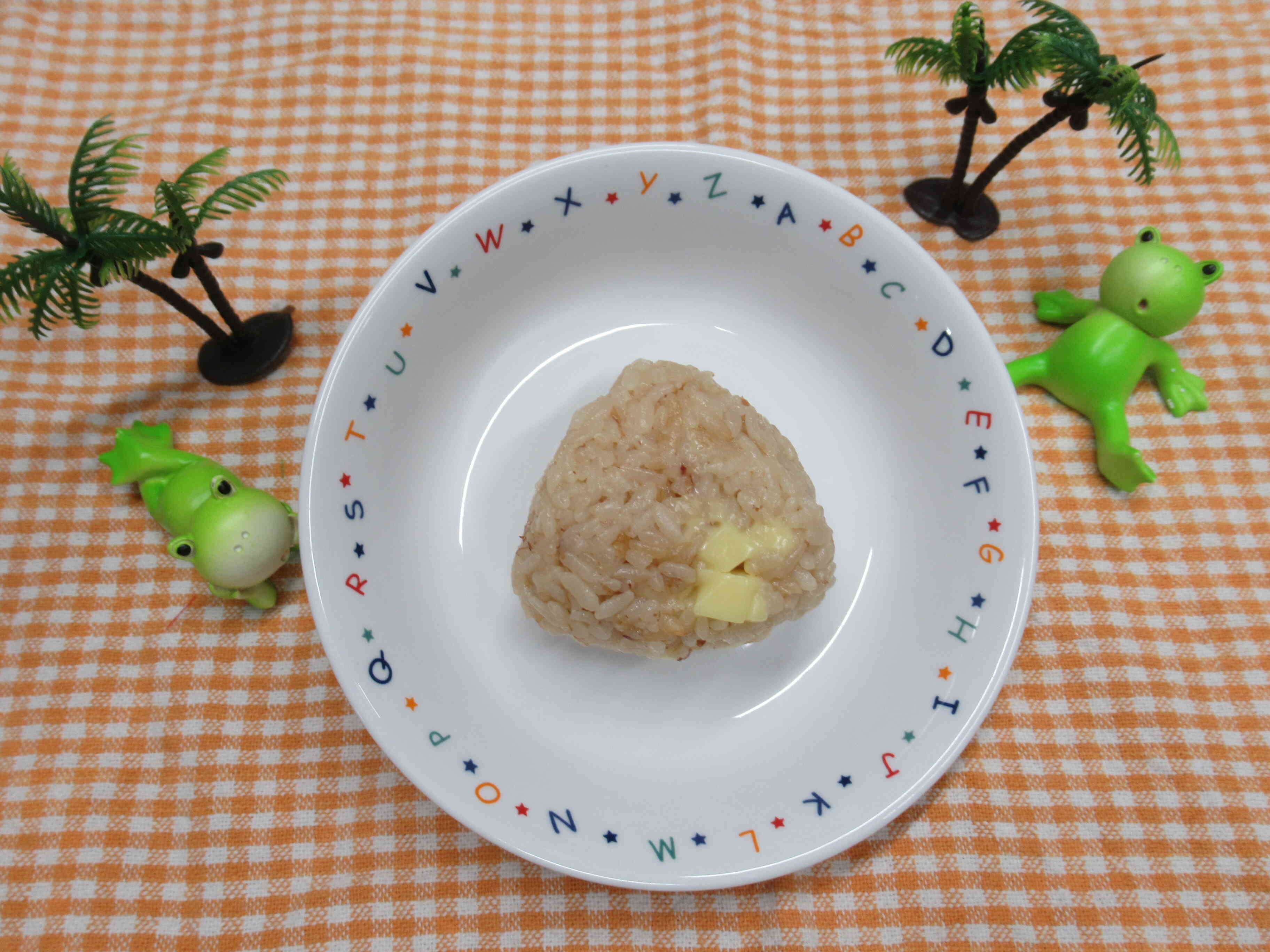 7月のおやつ「チーズおかかおにぎり」