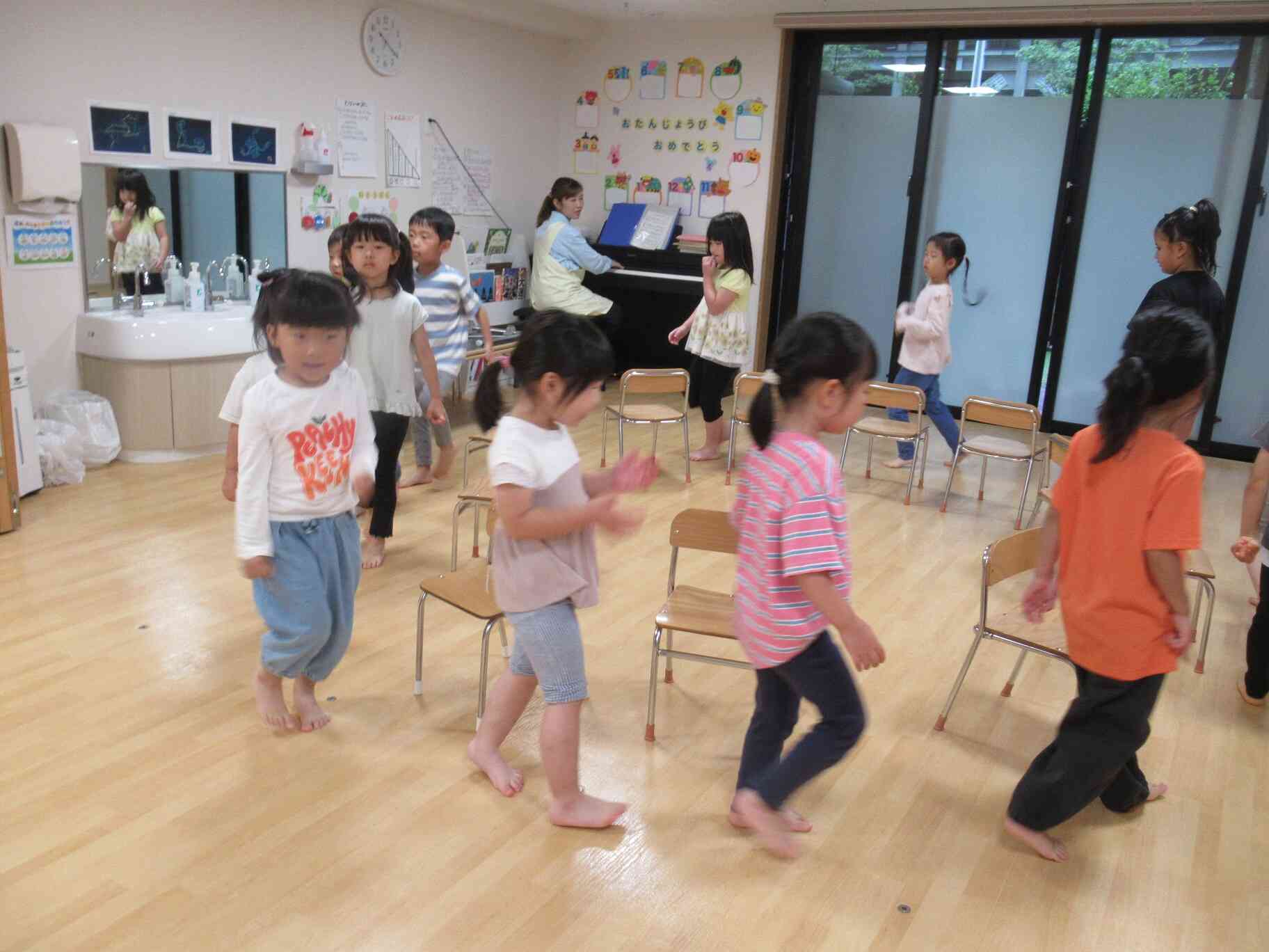 雨の日は椅子とりゲームで盛り上がりました！