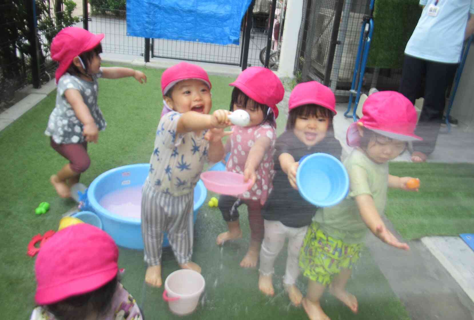 水のシャワーに大喜び(^O^)