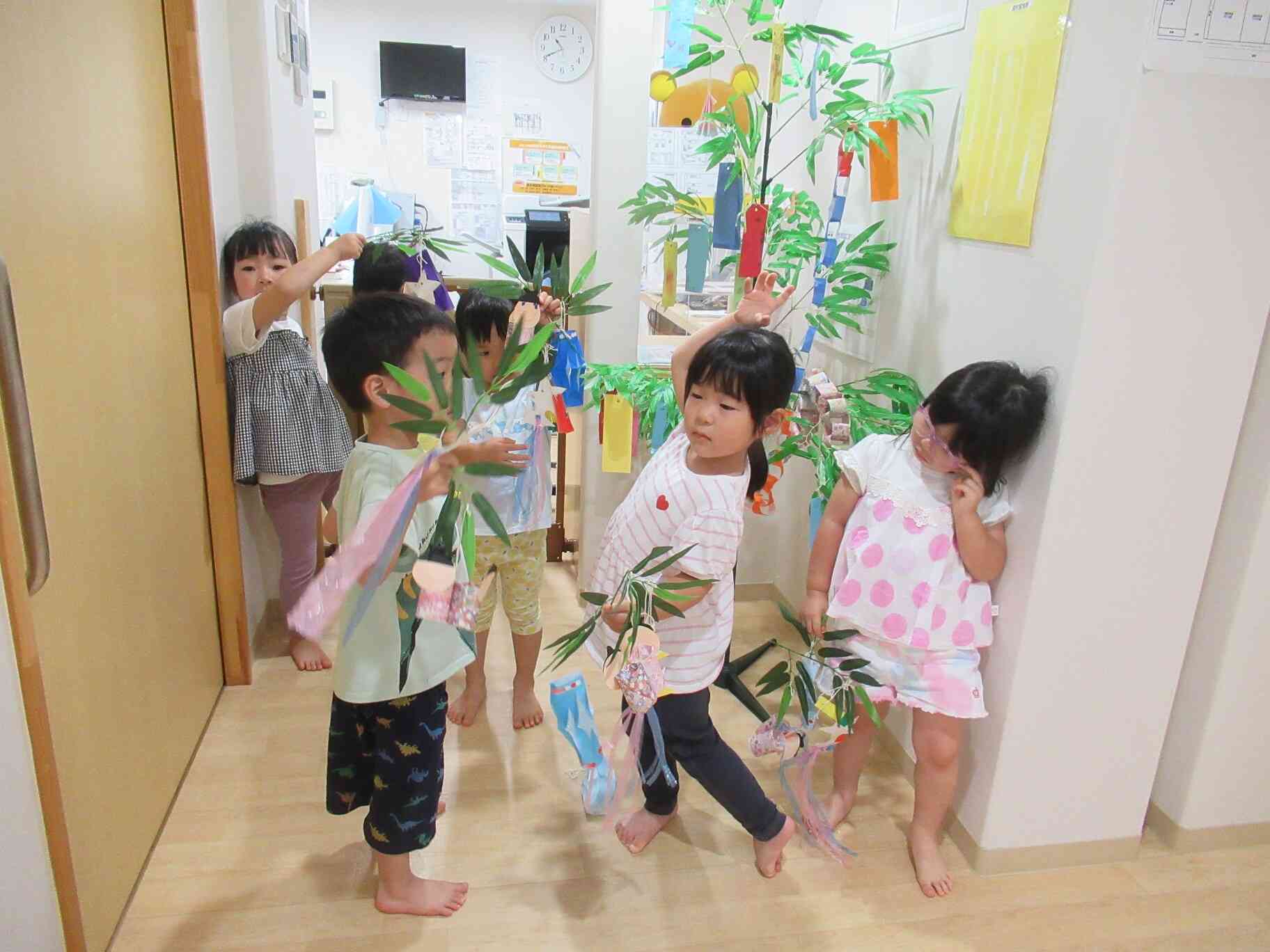 事務所前の笹にはみんなの短冊が飾ってあります。お願い事が叶いますように☆（うさぎ組　3歳児クラス）