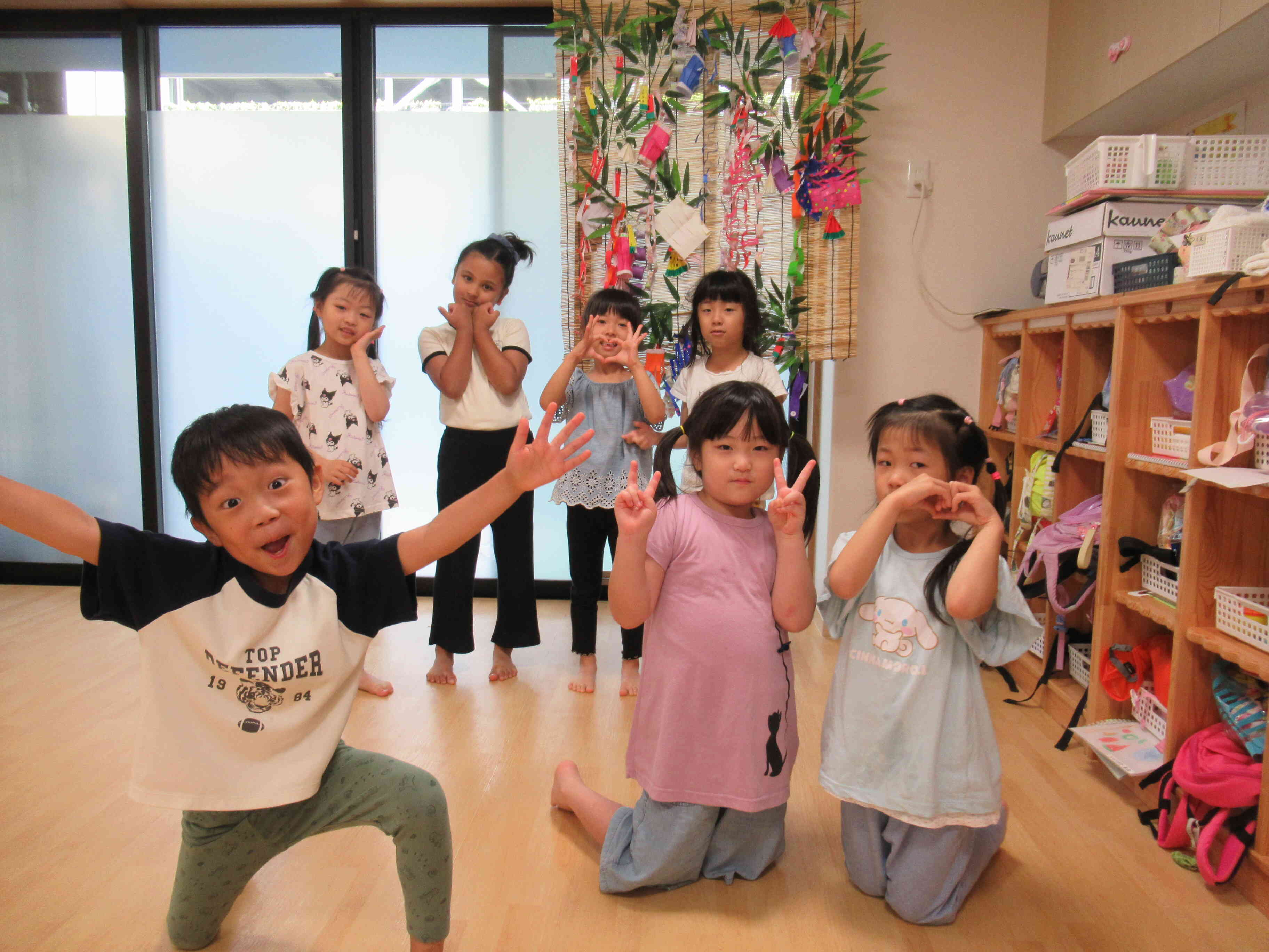 ステキな笹飾りの前で（きりん組　5歳児クラス）