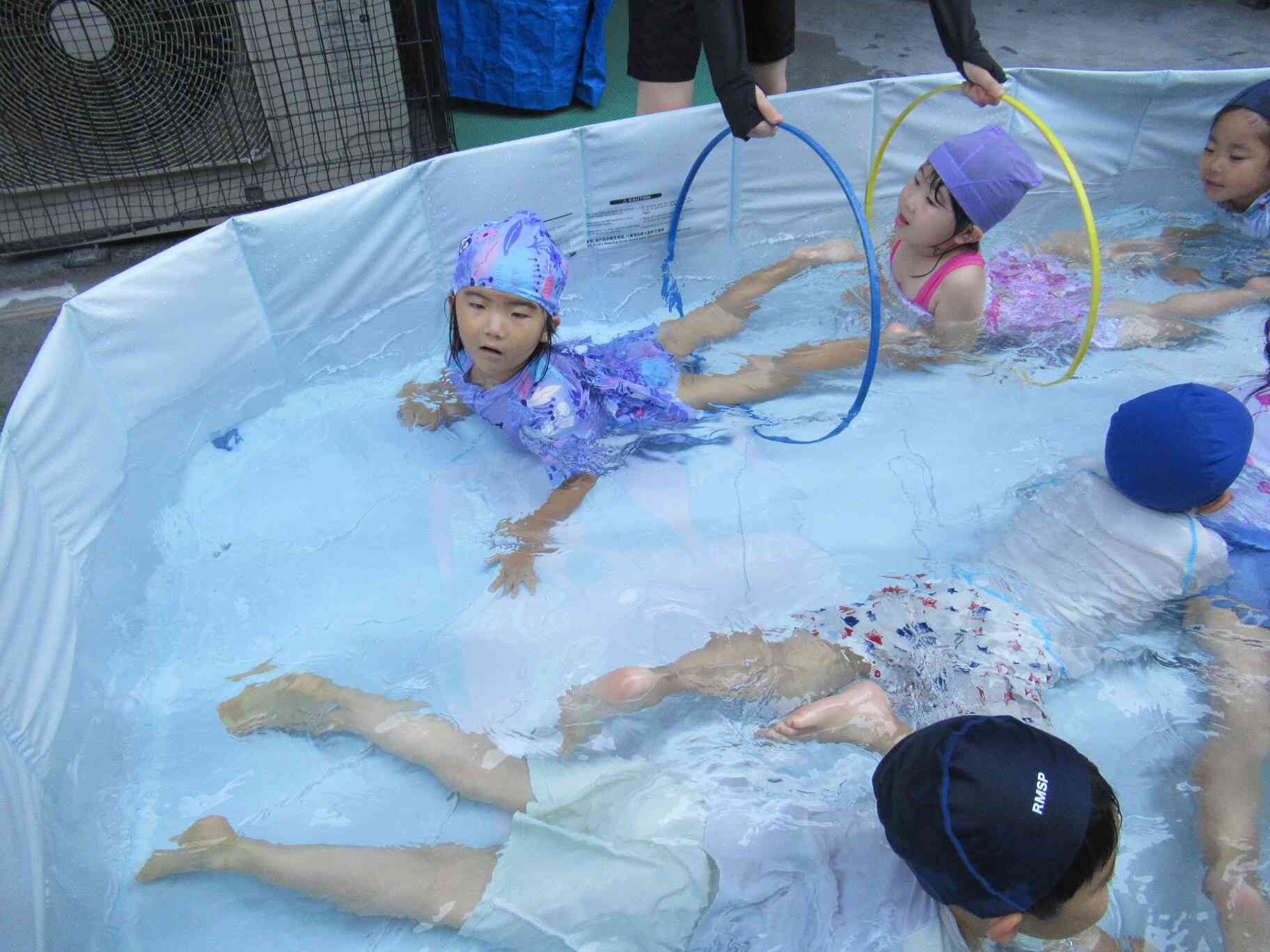 プールに水遊び、サイコー！！