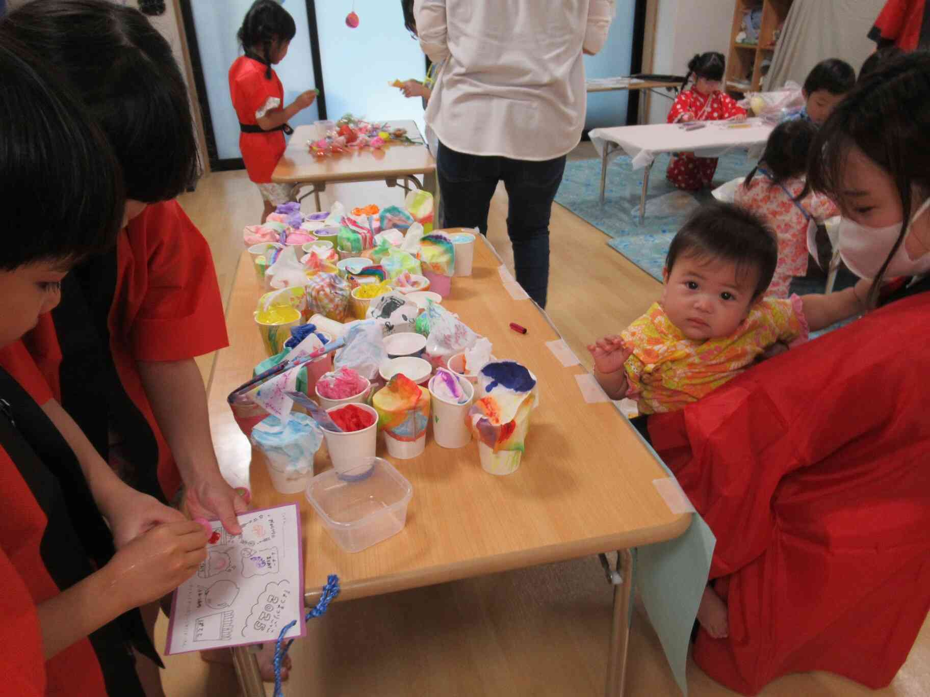 ひよこ組（0歳児クラス）のお友だちも先生と一緒に縁日を楽しみました。