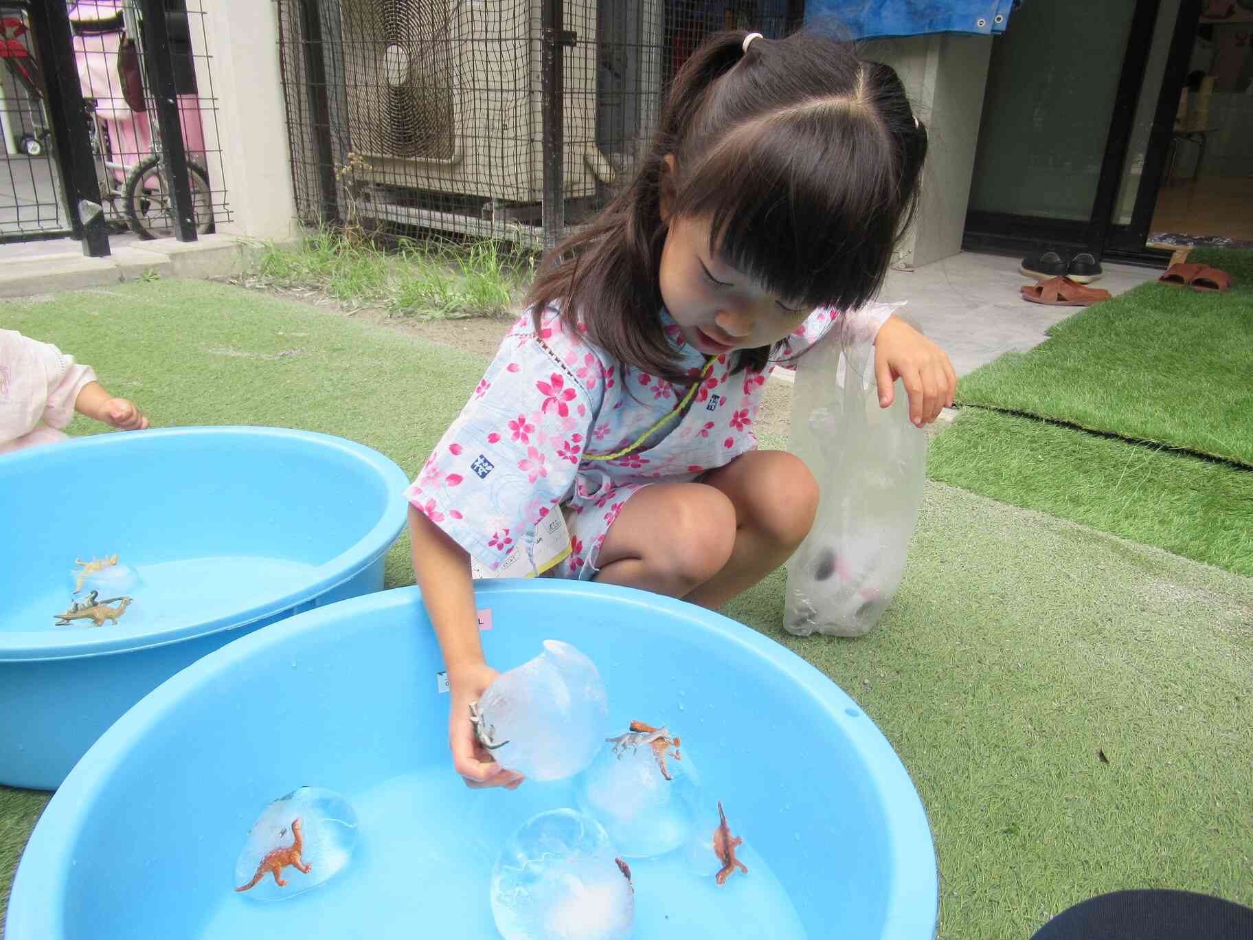 園庭には氷のたまごの中に恐竜が入っているオブジェが！涼みスポットです。