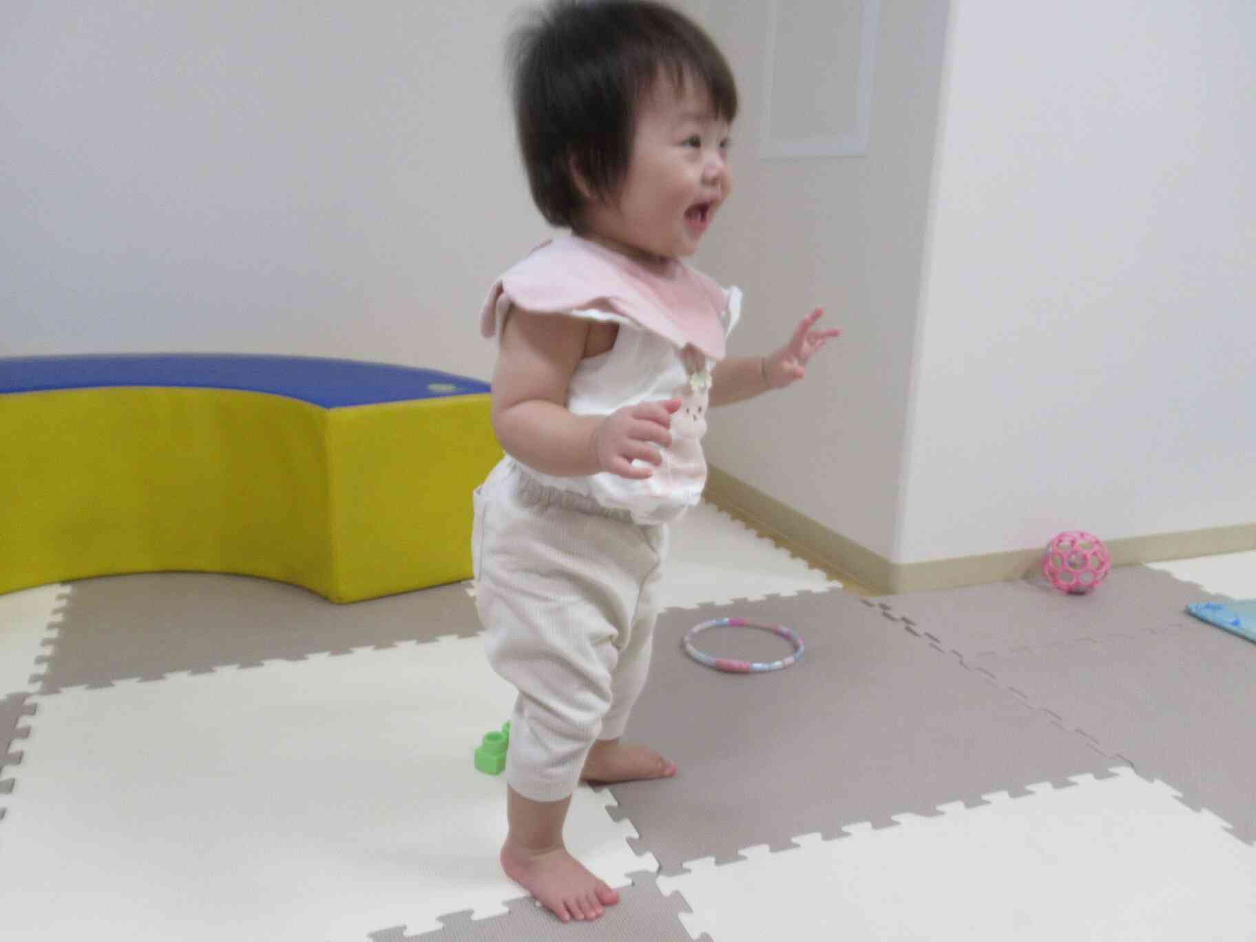 歩けるようになったよー♡嬉しくて満面の笑み(#^.^#)見て見て―