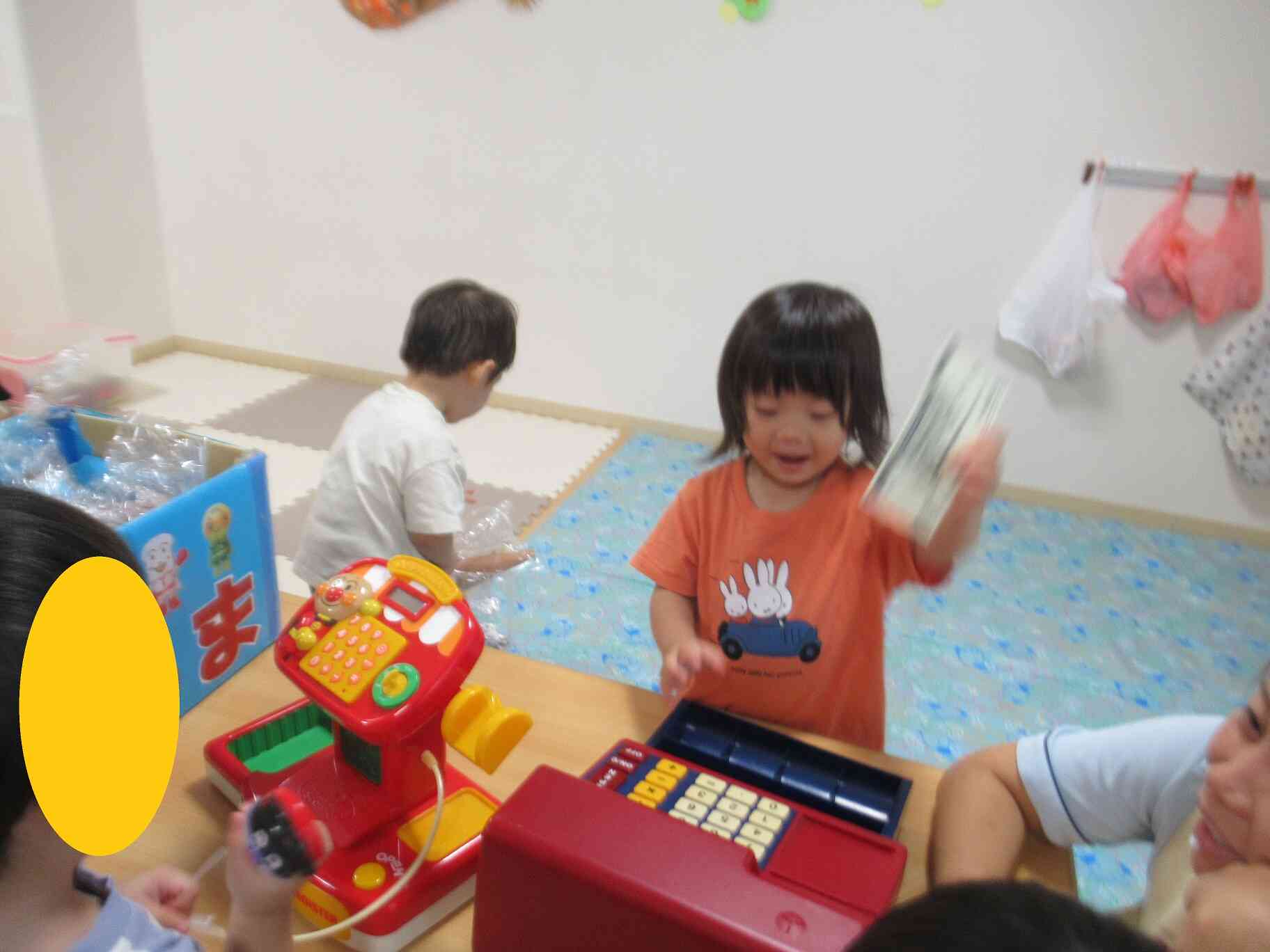あひる組のおへやでも店員さんごっこを楽しんでいます。レジも人気です。