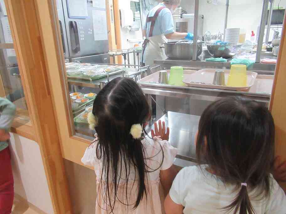 廊下で運動会ごっこをしているといい匂いが…「今日の給食なにかなぁ？」