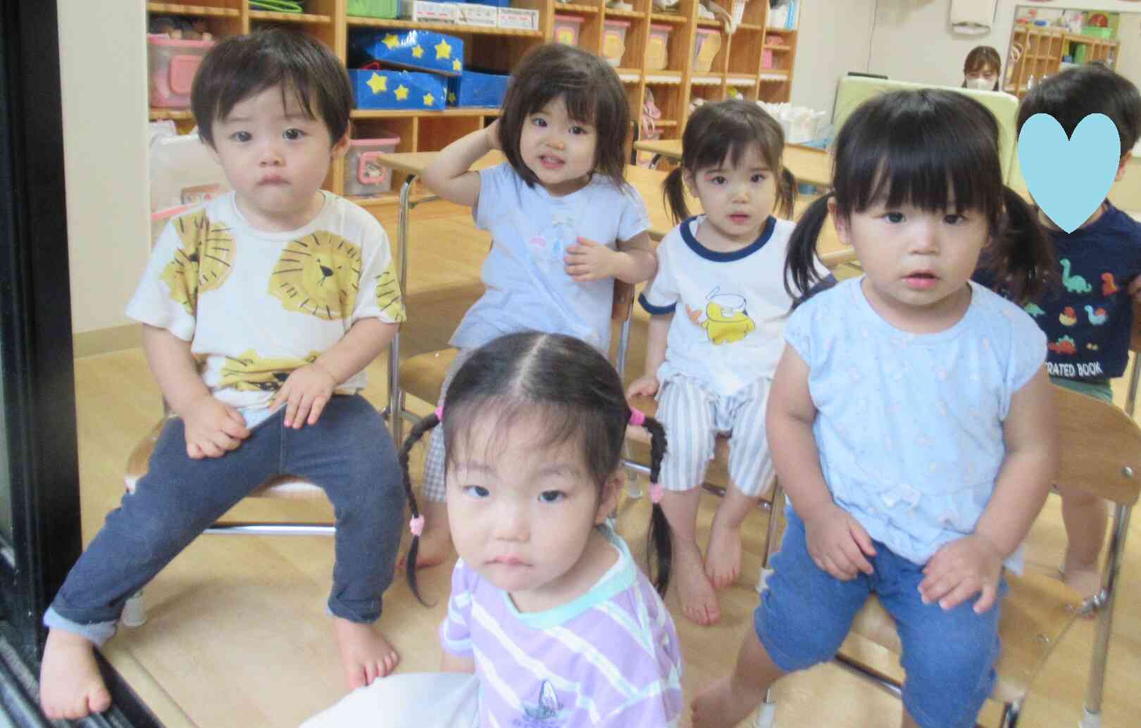 窓の近くに椅子をもってきて、みんなで雨の見学中