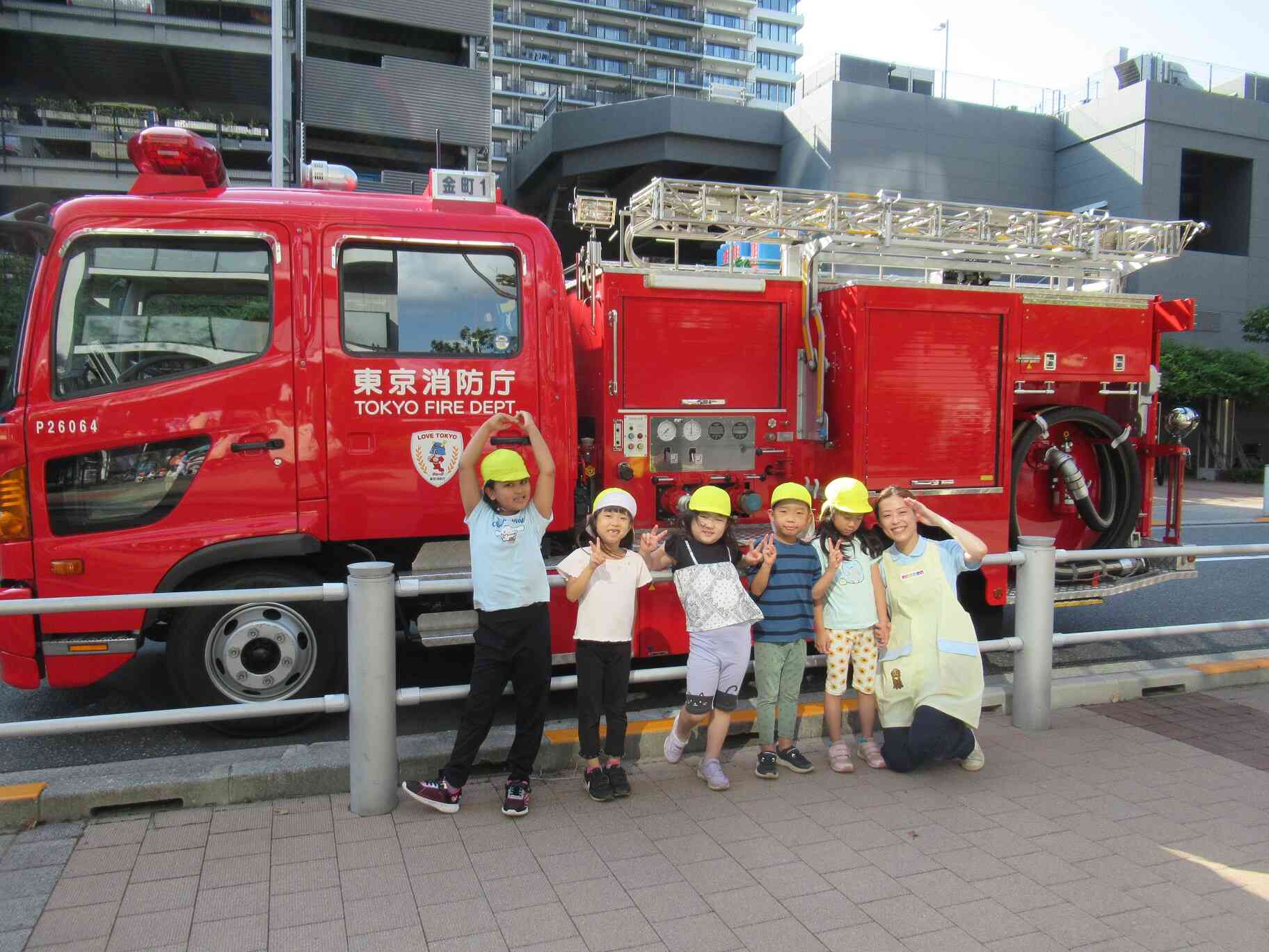 消防車と記念撮影！（きりん組　5歳児クラス）