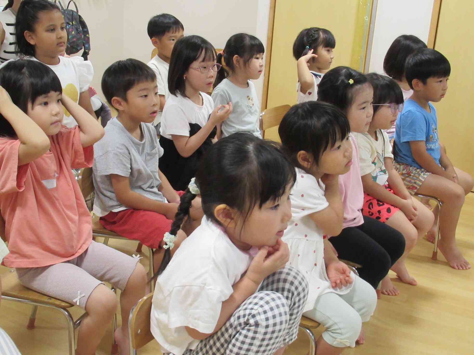 先生のエプロン不思議だなぁ…エプロンシアターを集中してみています