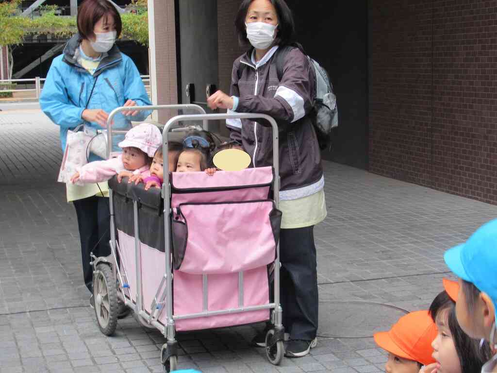 ひよこ組（0歳児）のお友だちも見学しました