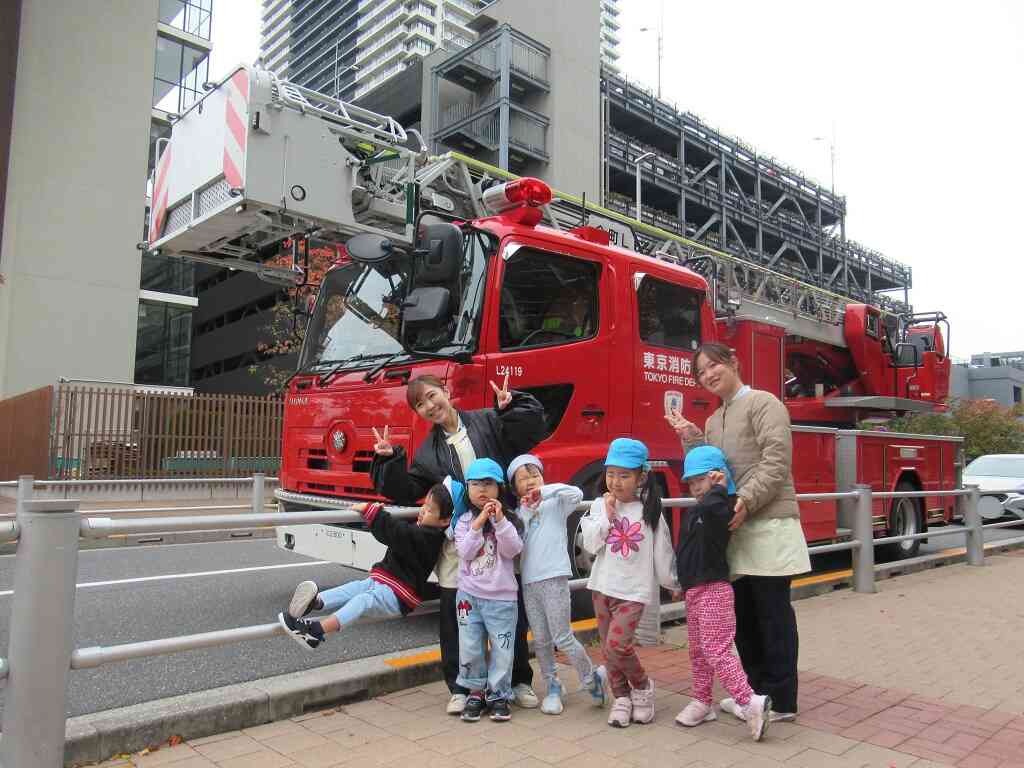 消防はしご車と一緒に記念撮影