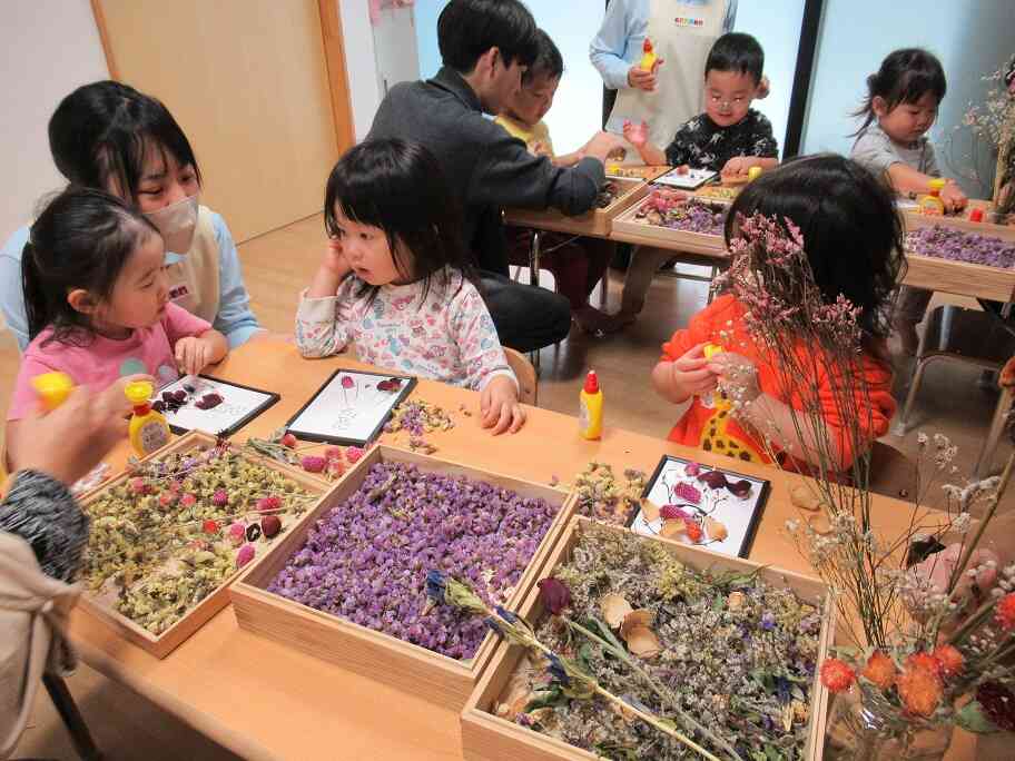 ドライフラワーを利用して作品作りを楽しみました。