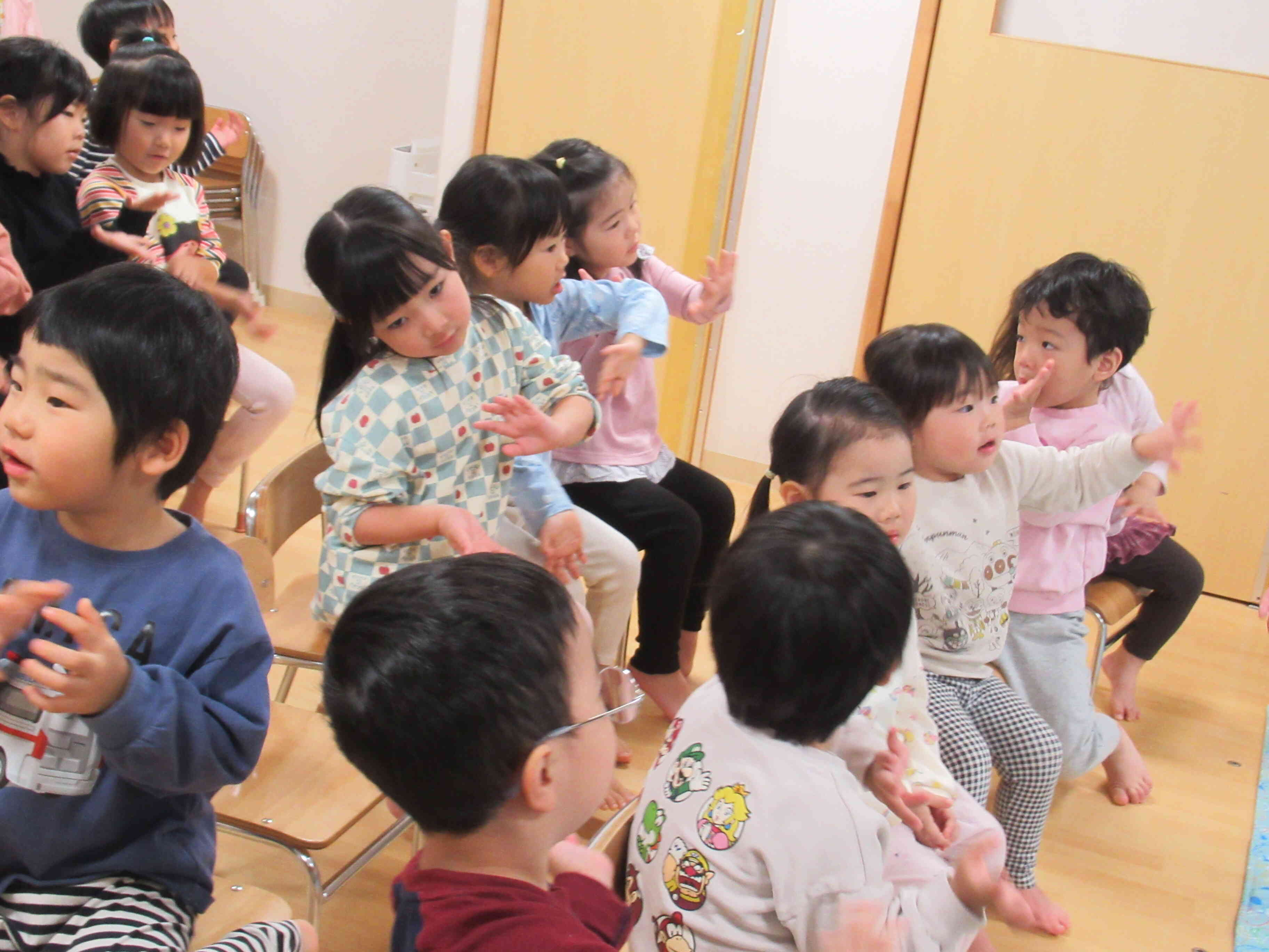 ♪やきいも、やきいも、おなかがぐー　お誕生会が始まる前は手遊び歌をします。