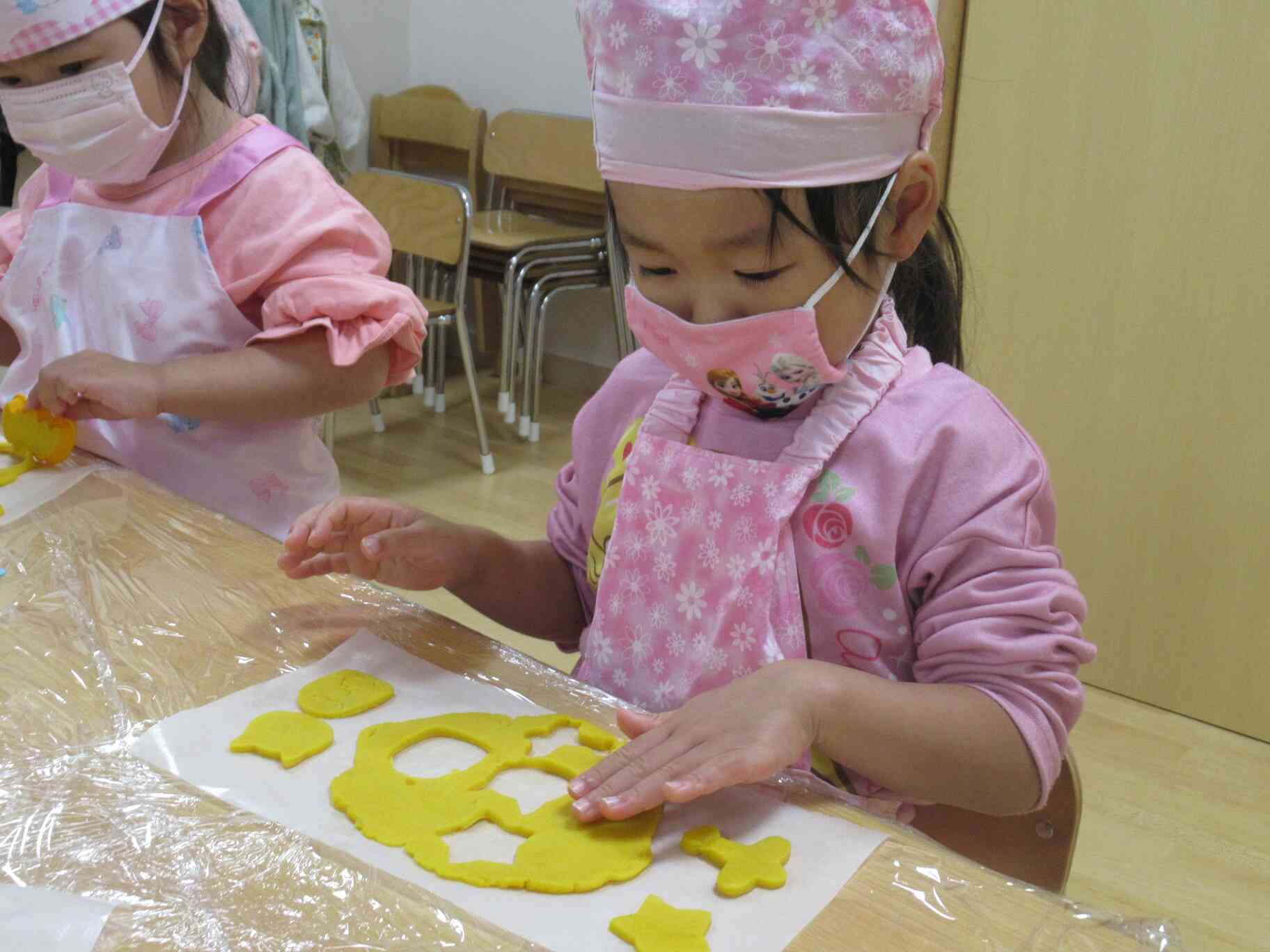 食育「クッキーの型抜き」（りす組（3歳児クラス））