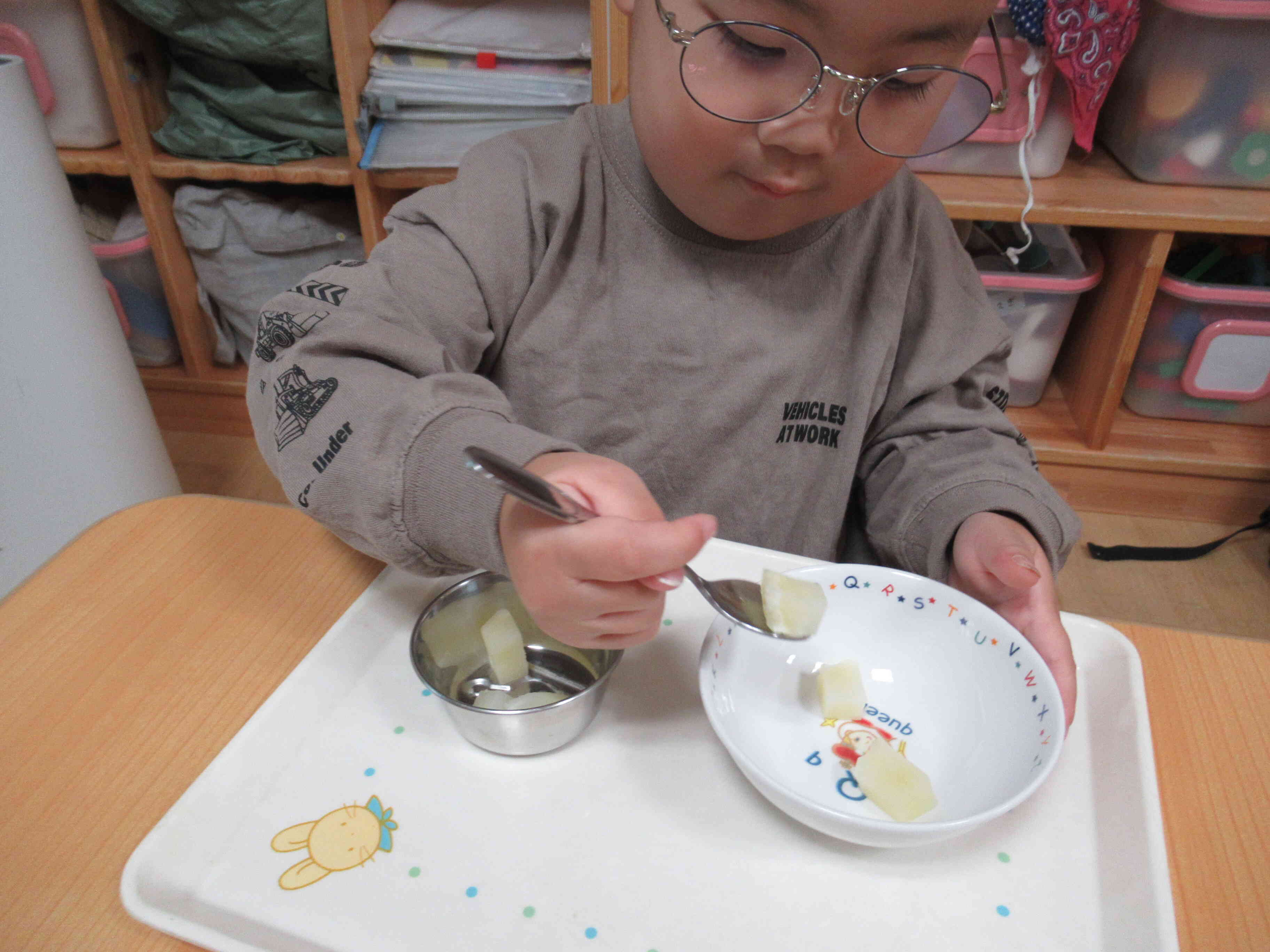 食育「スプーンの持ち方」（うさぎ組2歳児）