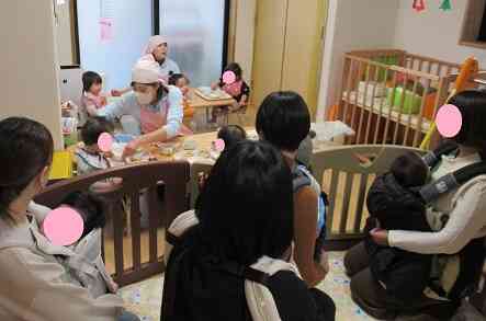 ひよこ組（０歳児）の給食を見学していただきました